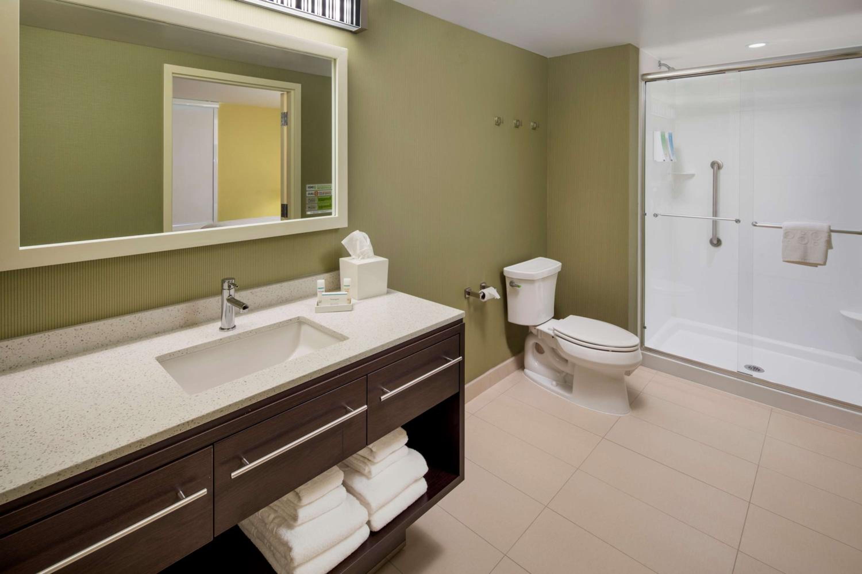 One-Bedroom Queen Suite - Non-Smoking photo 2