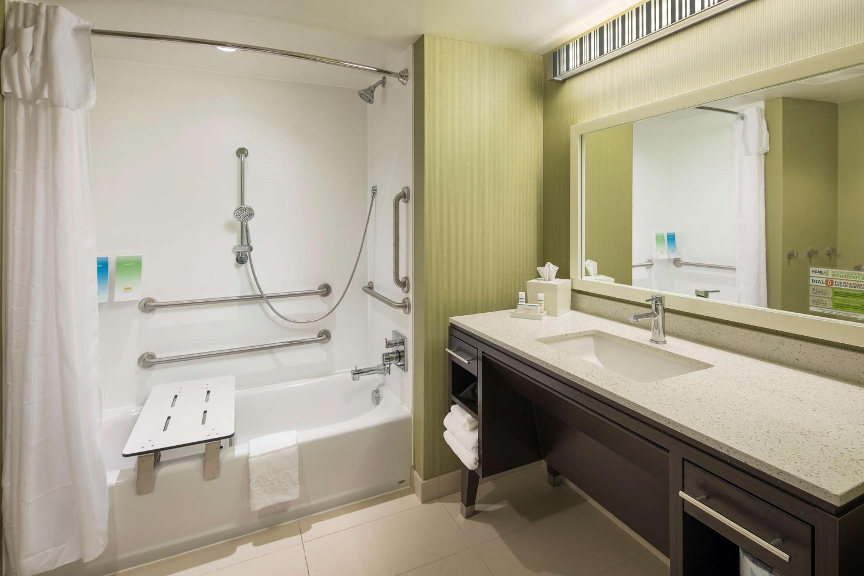 Queen Suite - Mobility and Hearing Access Tub/Non-Smoking photo 2