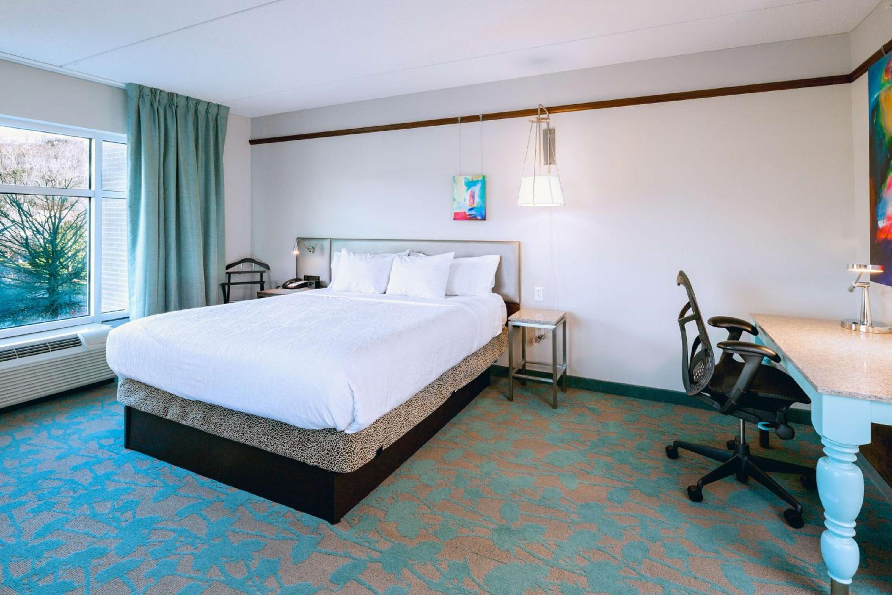 Corner King Room photo 1