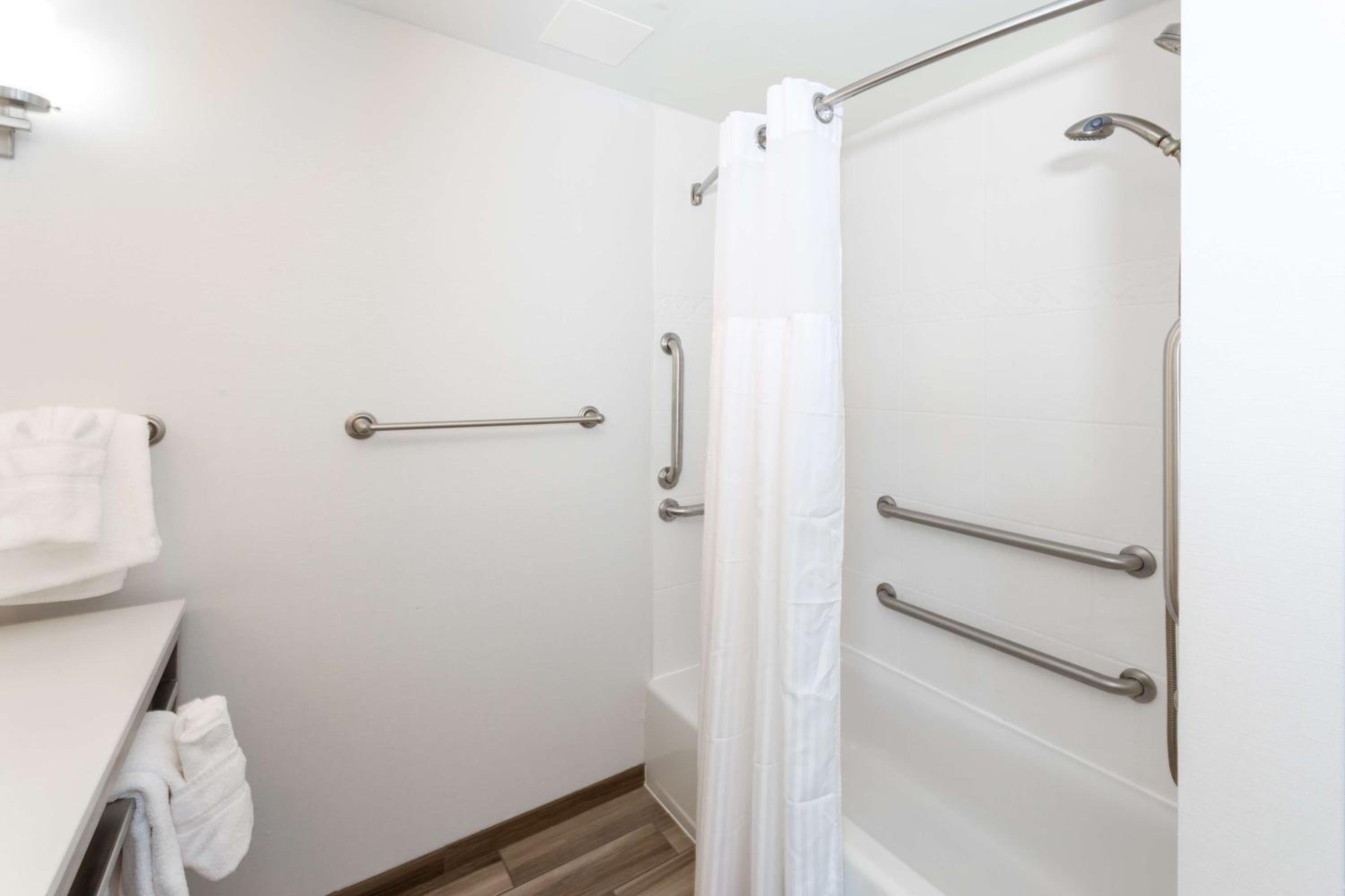 King Room with Accessible Tub - Mobility Access photo 2