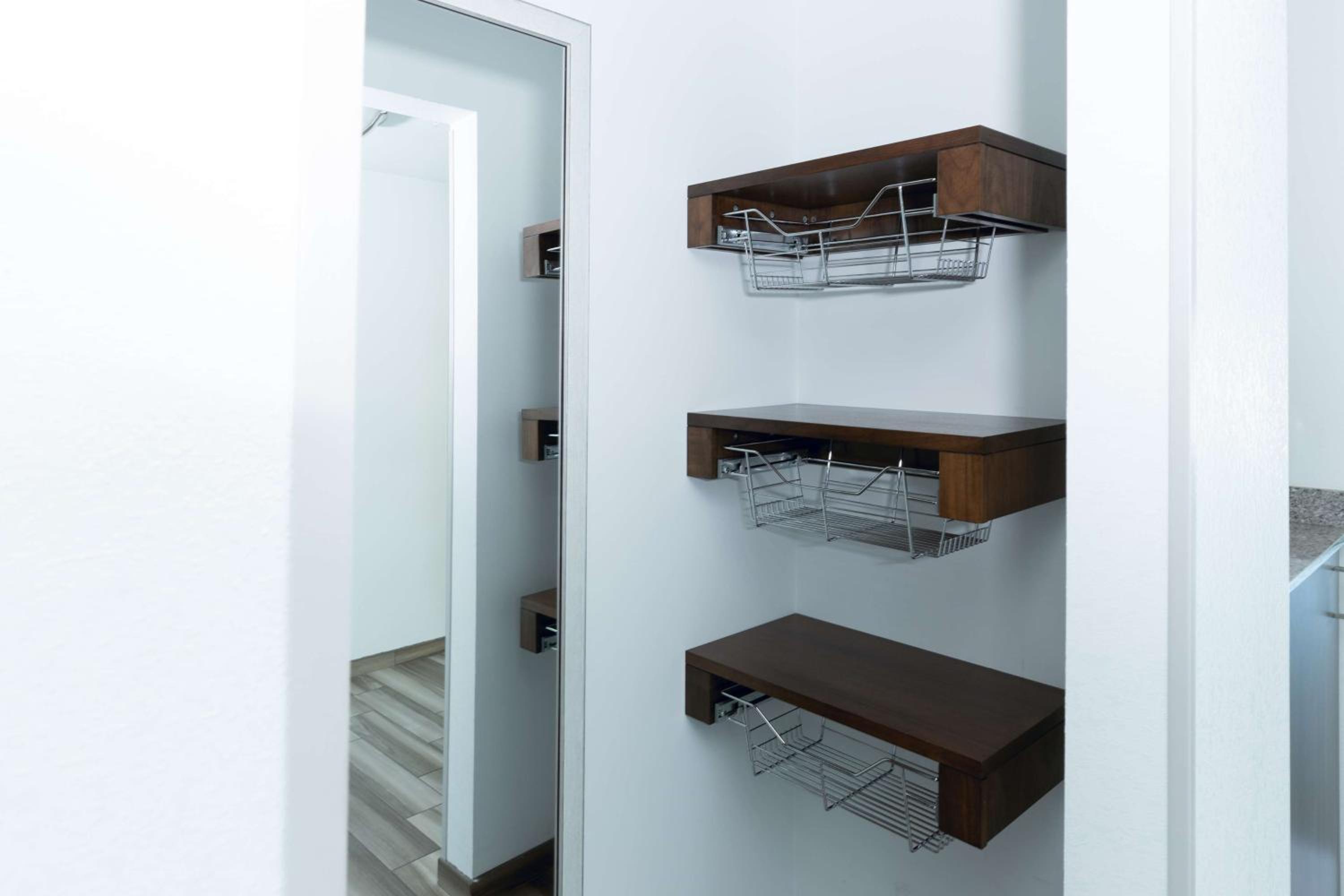 King Room with Accessible Tub - Mobility Access photo 3
