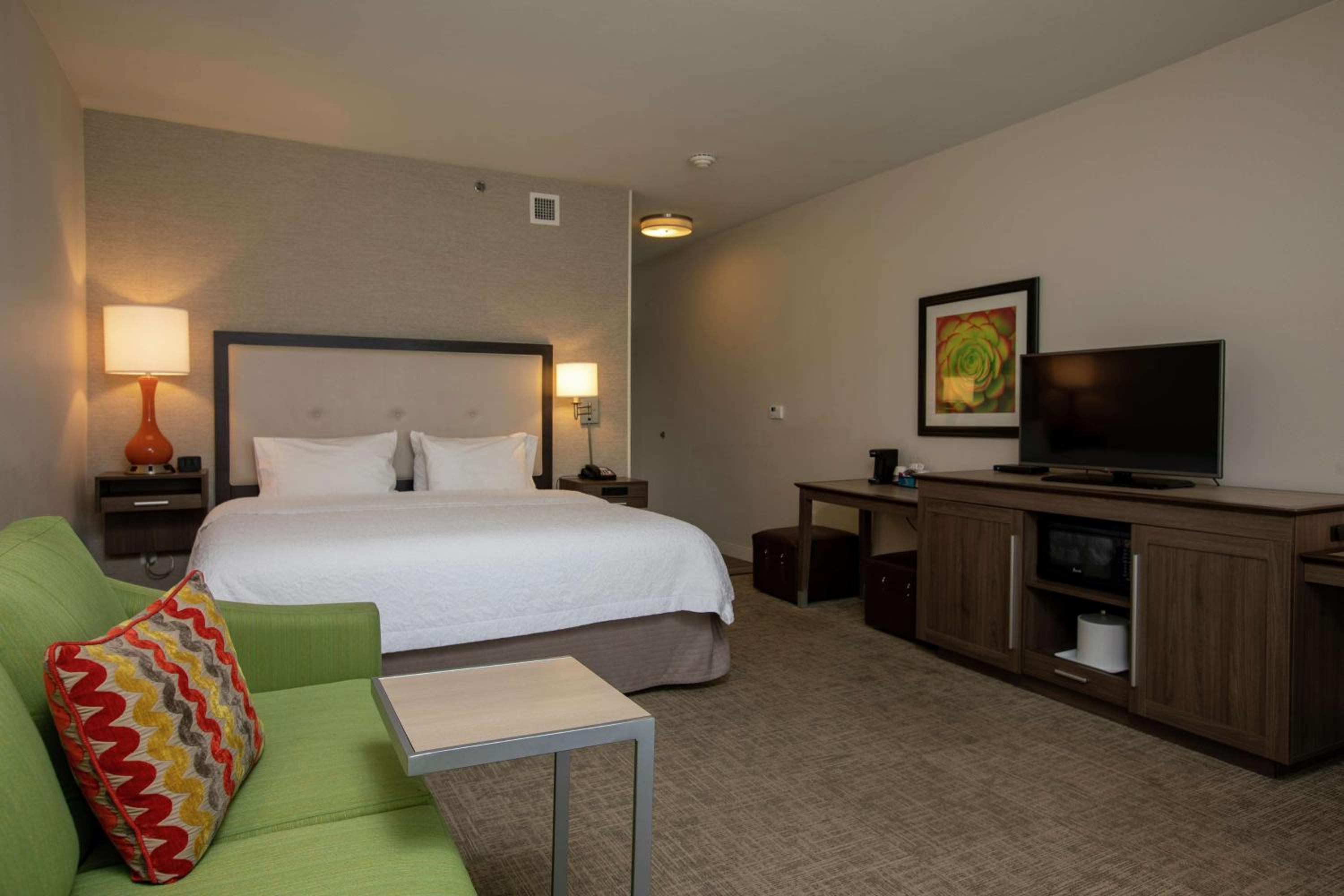 King Room with Sofa Bed - Non-Smoking photo 2