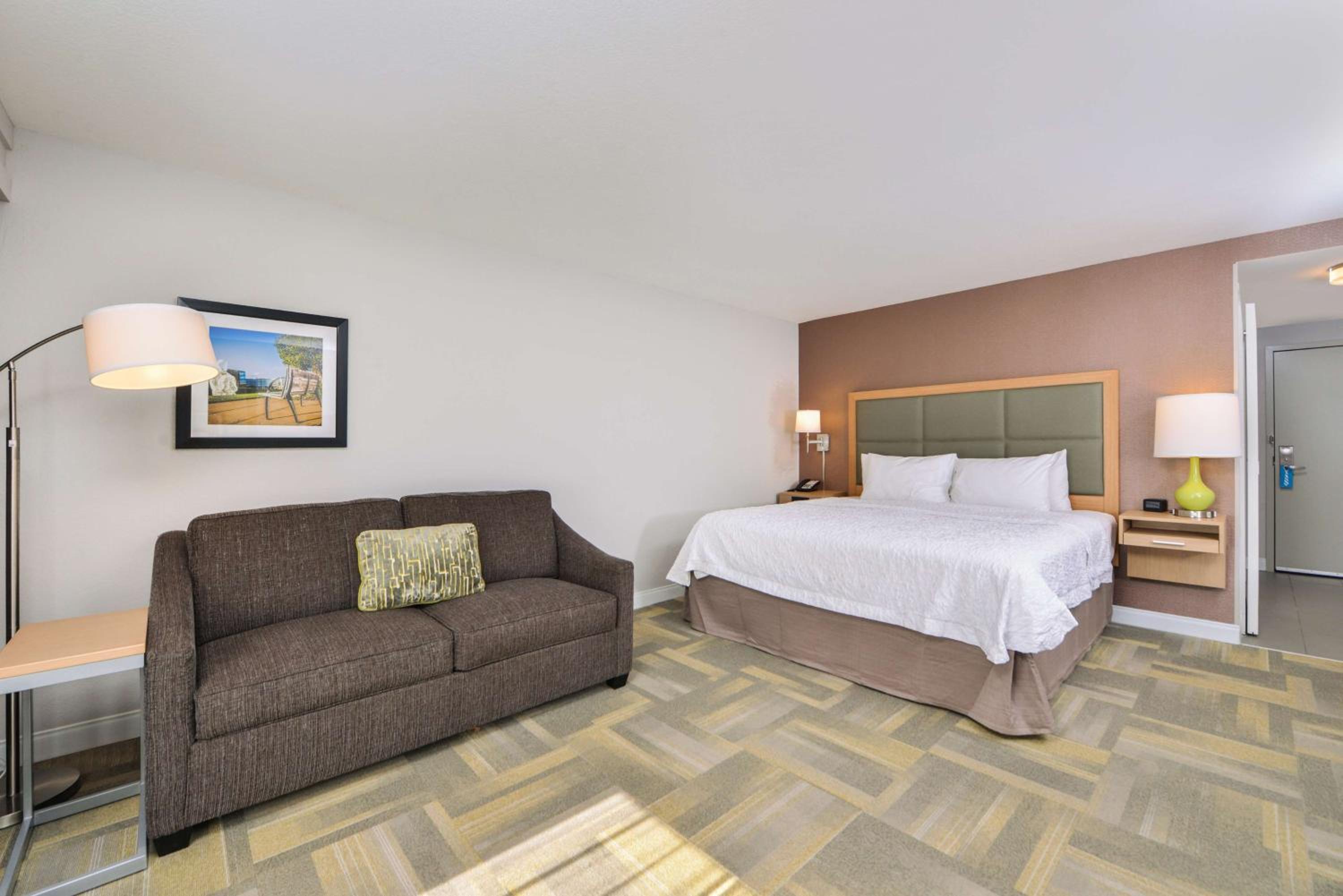 King Room with Sofa Bed - Non-Smoking photo 3