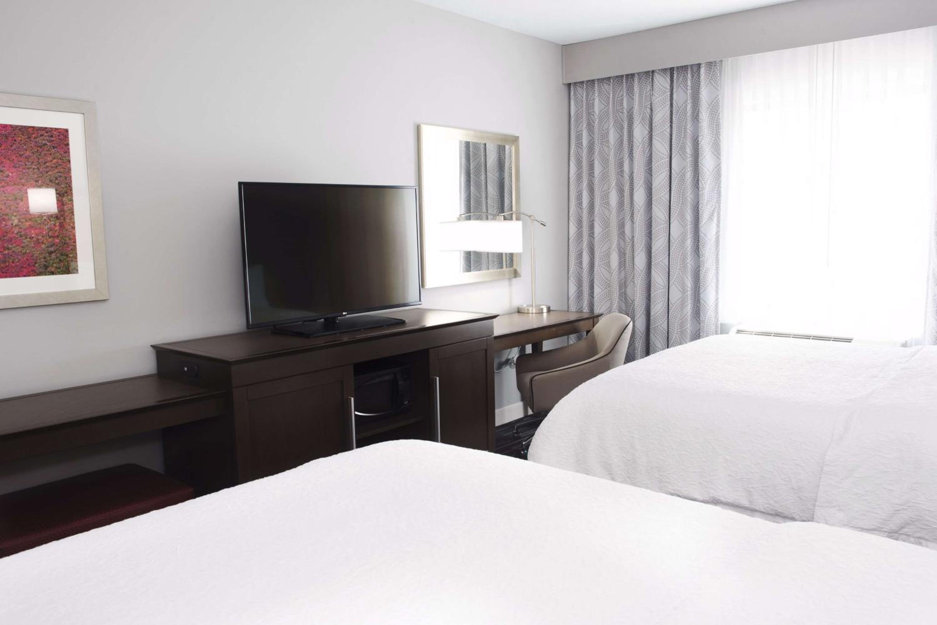 Queen Room with Two Queen Beds (4 Adults) photo 1