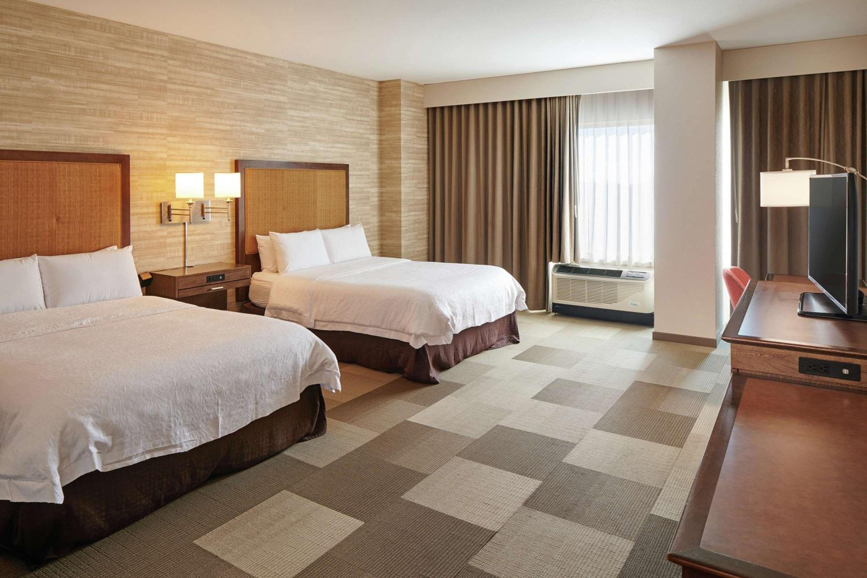 King Room with Roll-In Shower - Mobility and Hearing Access/Non-Smoking