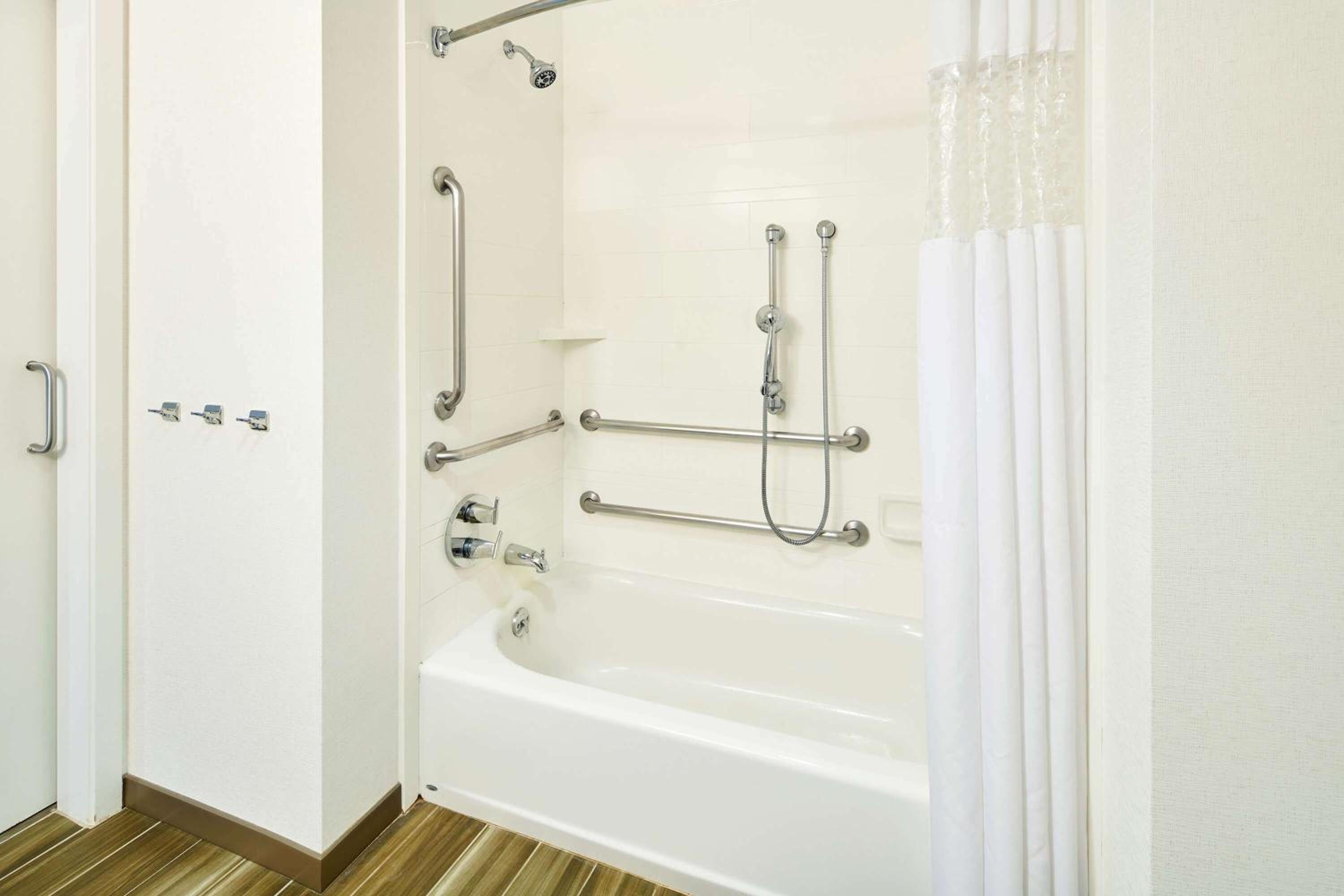 King Room with Accessible Tub - Mobility and Hearing Access/Non-Smoking