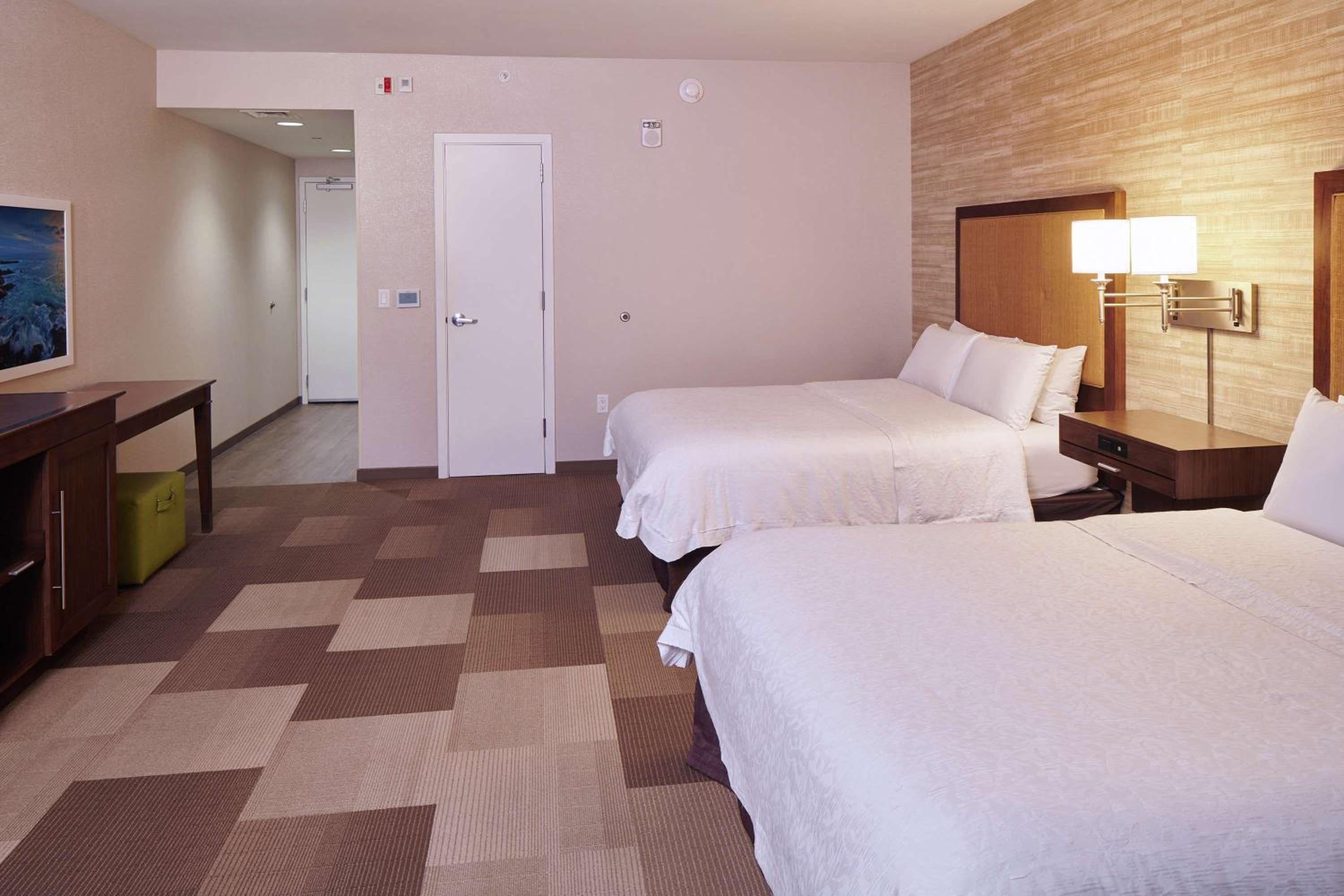 King Room with Roll-In Shower - Mobility and Hearing Access/Non-Smoking