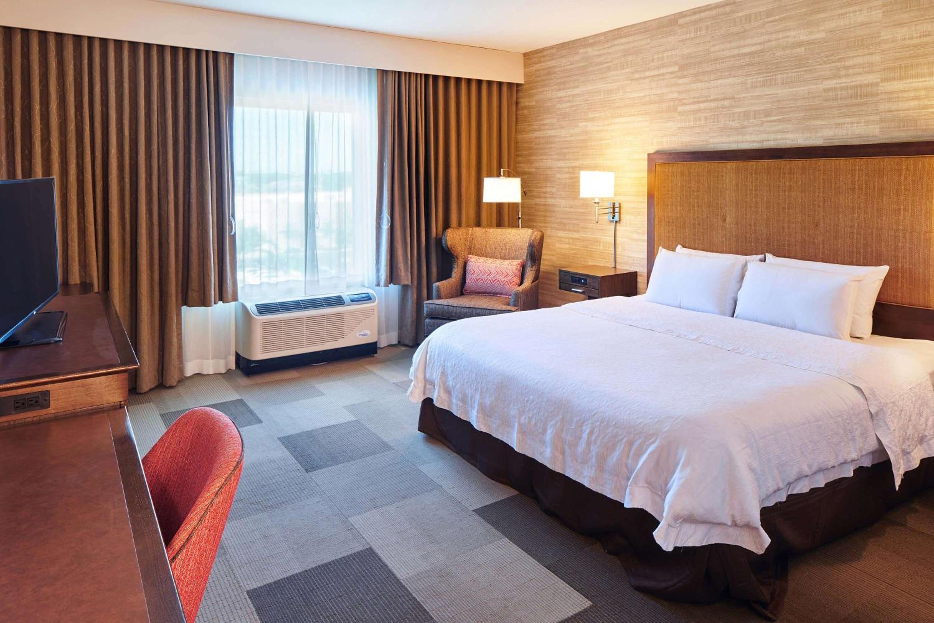 King Room with Accessible Tub - Mobility and Hearing Access/Non-Smoking