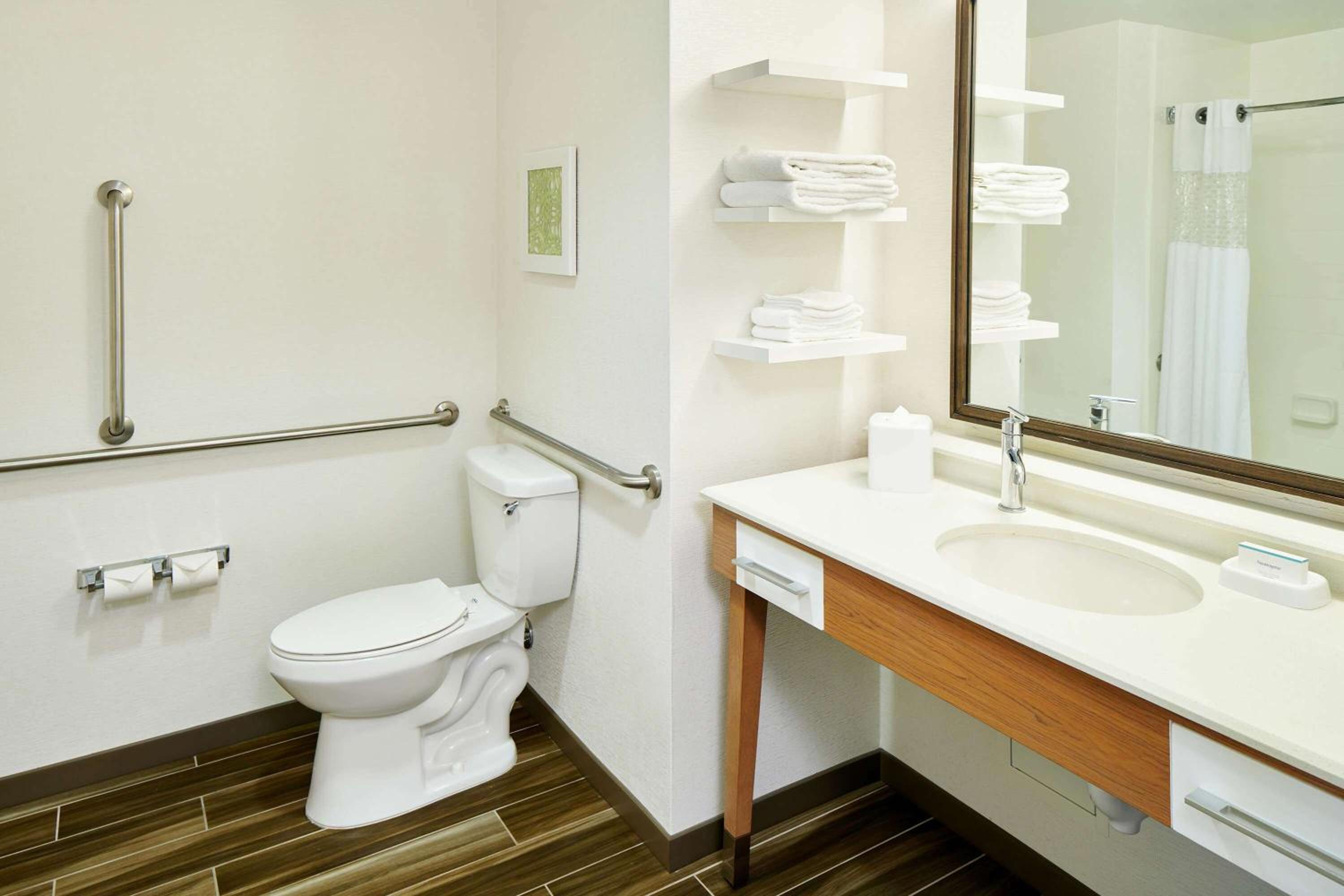 King Room with Accessible Tub - Mobility and Hearing Access/Non-Smoking thumbnail 5