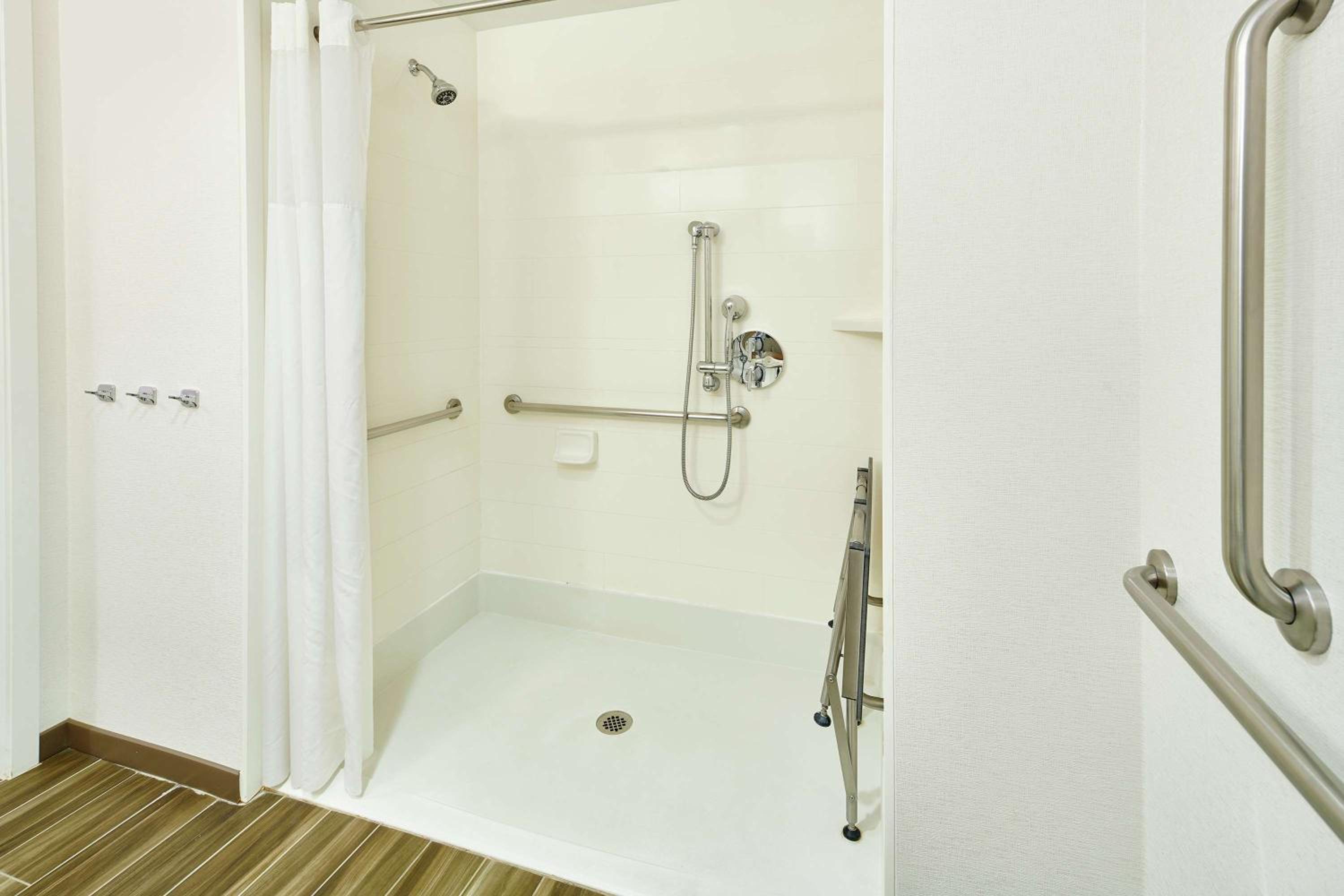 King Room with Roll-In Shower - Mobility and Hearing Access/Non-Smoking thumbnail 5