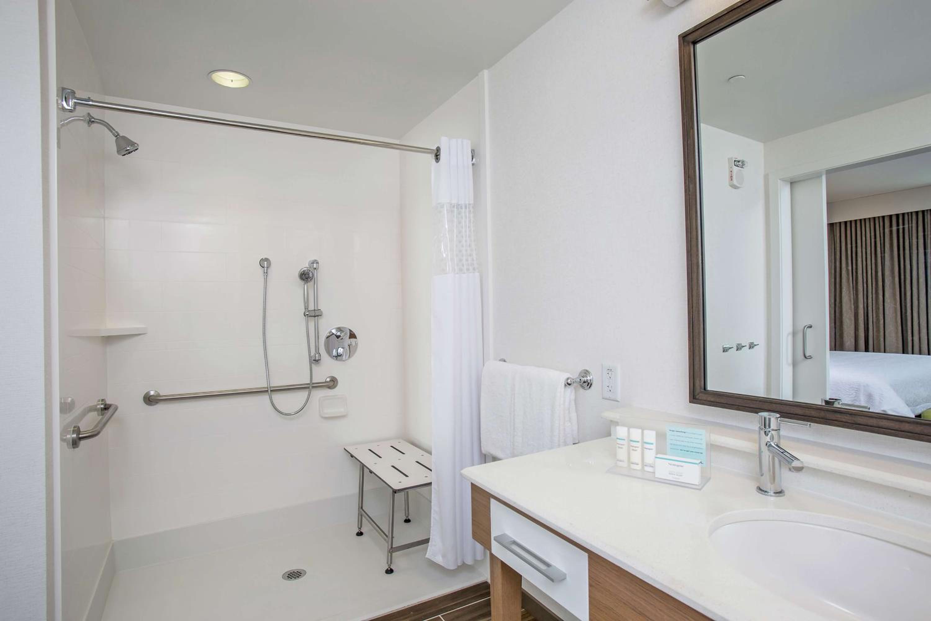 King Room with Roll-In Shower - Mobility and Hearing Access/Non-Smoking
