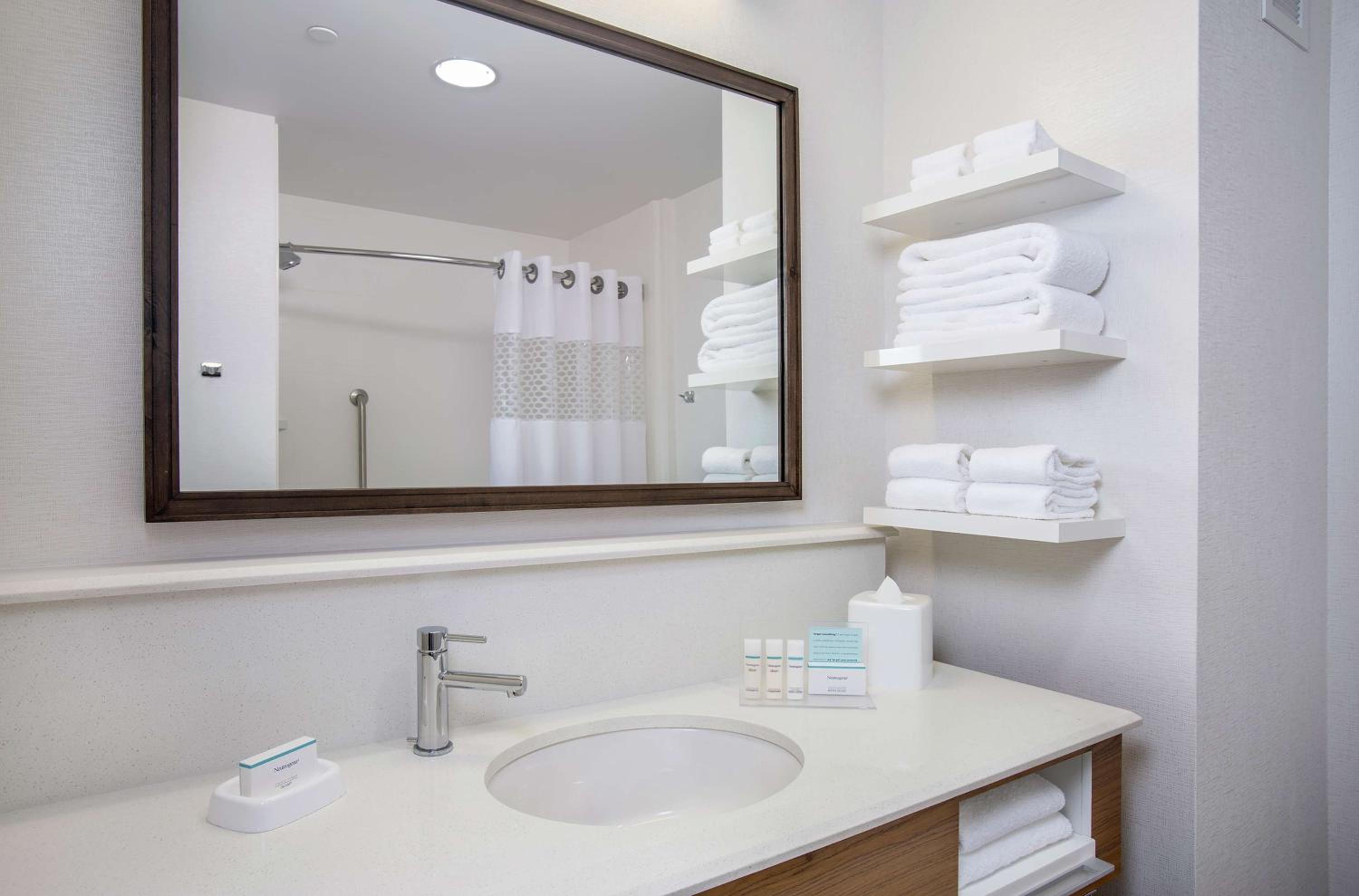King Room with Roll-In Shower - Mobility and Hearing Access/Non-Smoking thumbnail 6