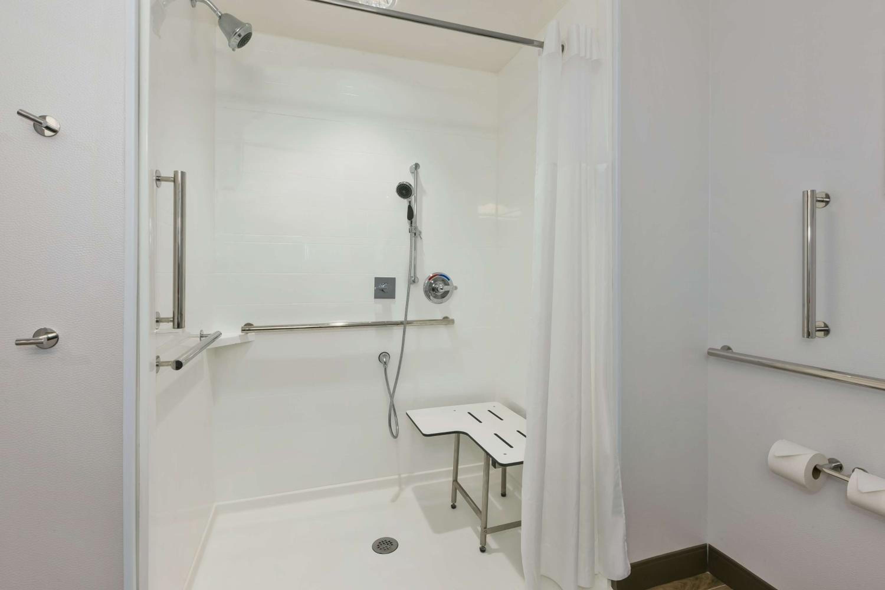 Queen Room with Two Queen Beds - Mobility Access/Non-Smoking - Photo 2