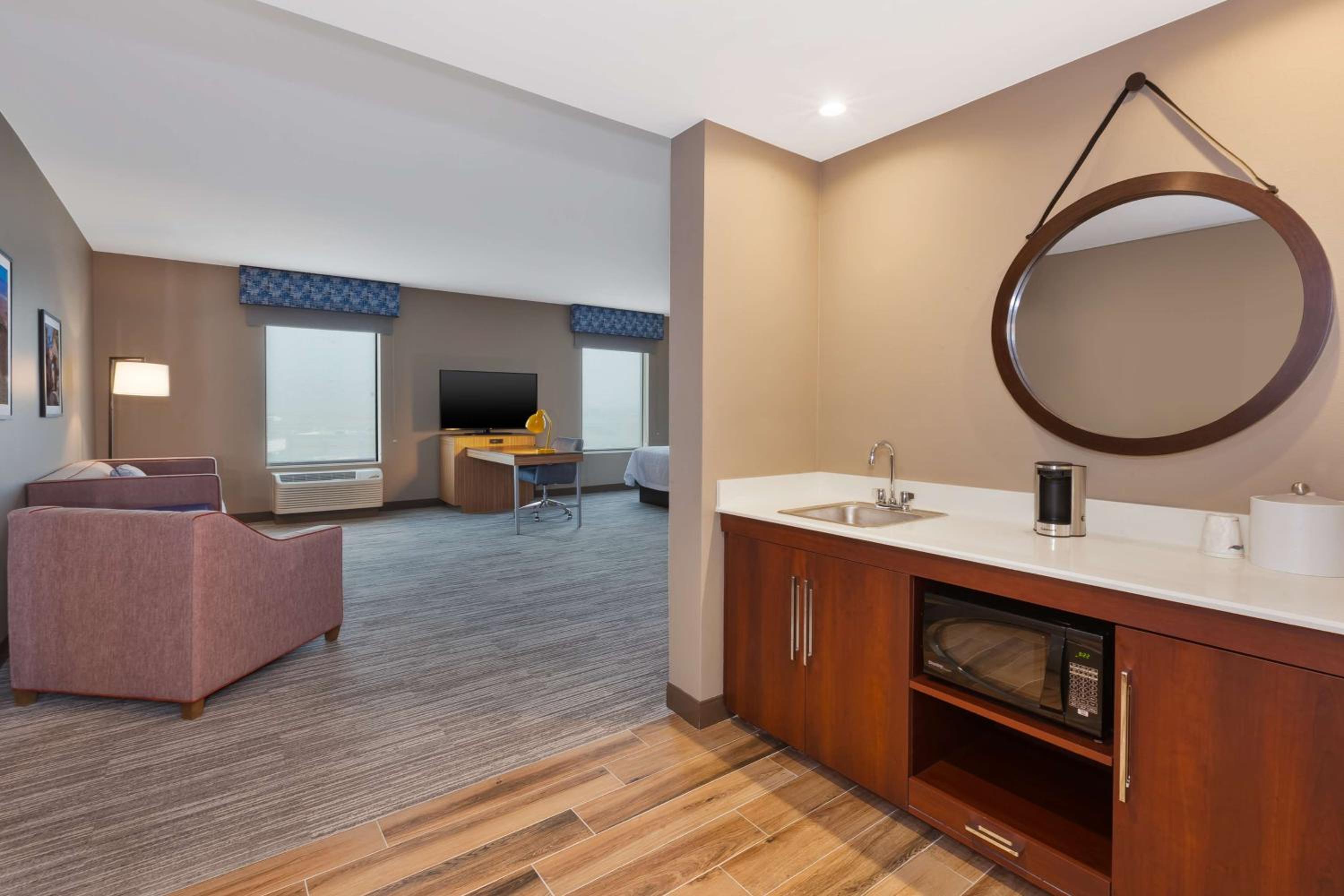 Queen Studio Suite with Two Queen Beds - Non-Smoking - Photo 2