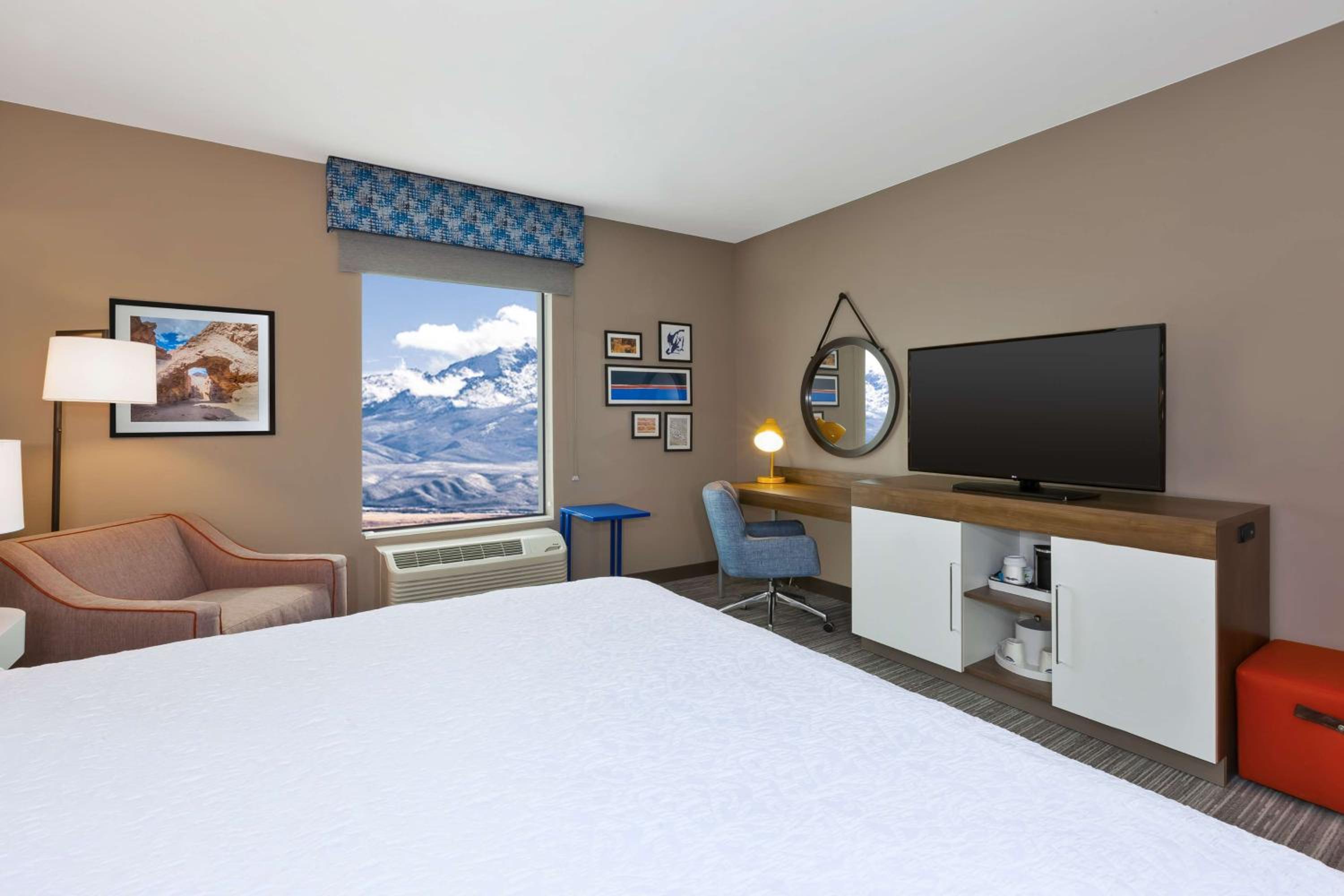King Room - Non-Smoking - Photo 4