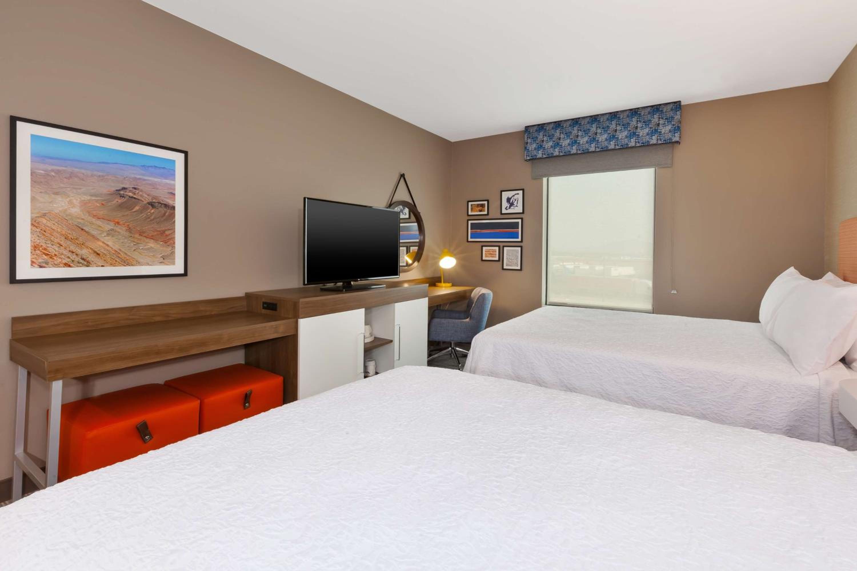 Queen Room with Two Queen Beds - Non-Smoking - Photo 2