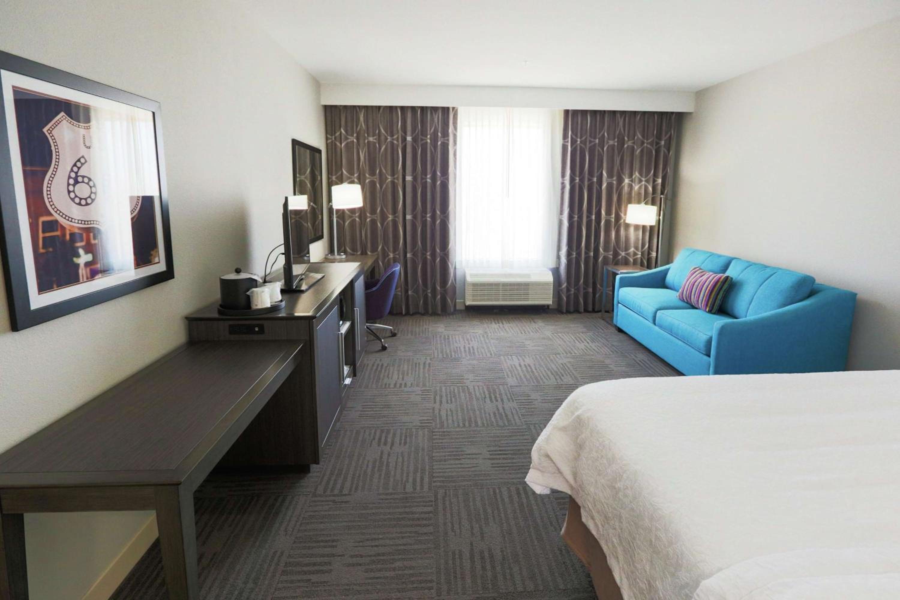 King Room with Sofa Bed - Hearing Accessible/Non-Smoking photo 1