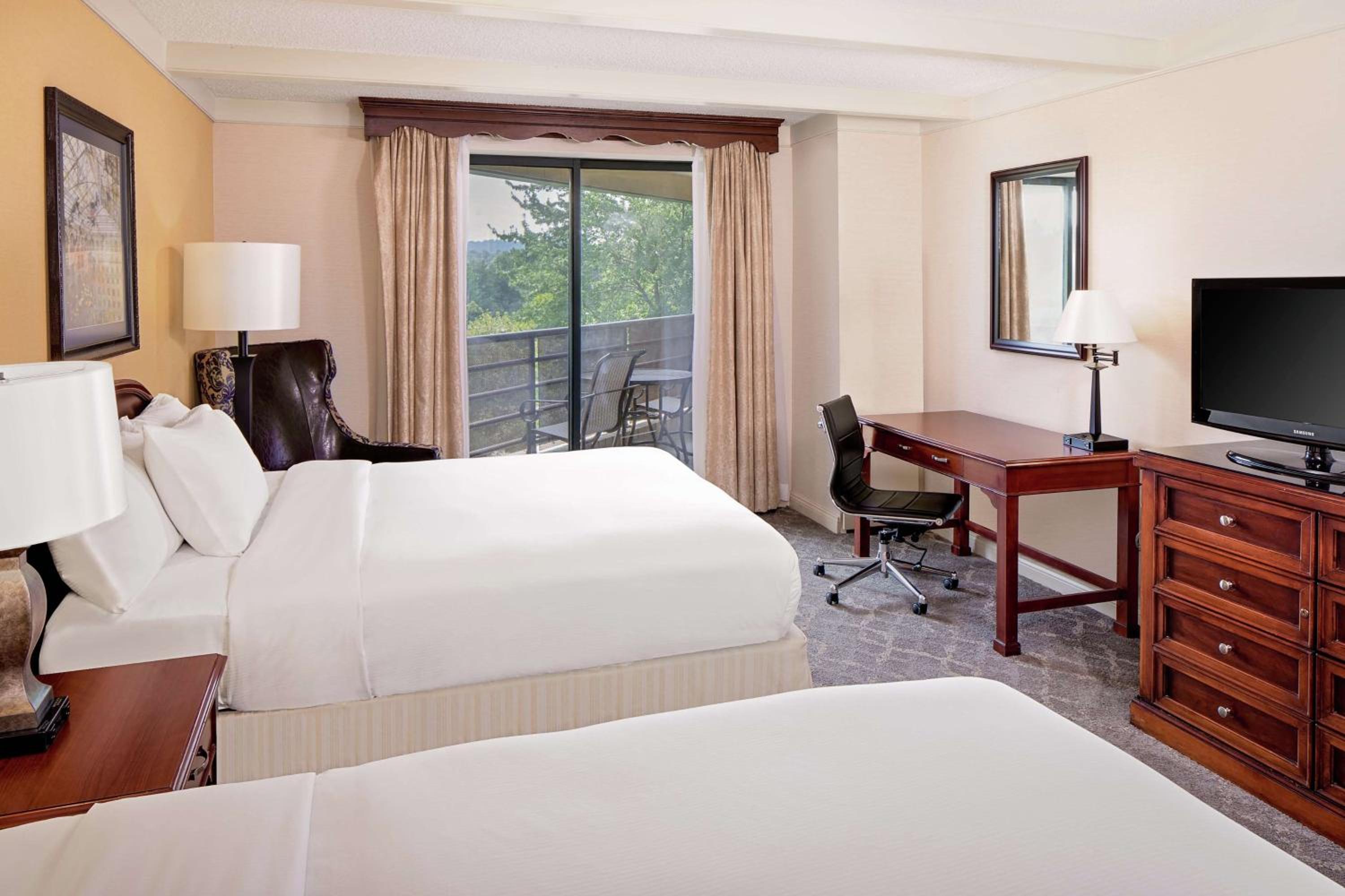 Queen Room with Two Queen Beds and Balcony photo 1