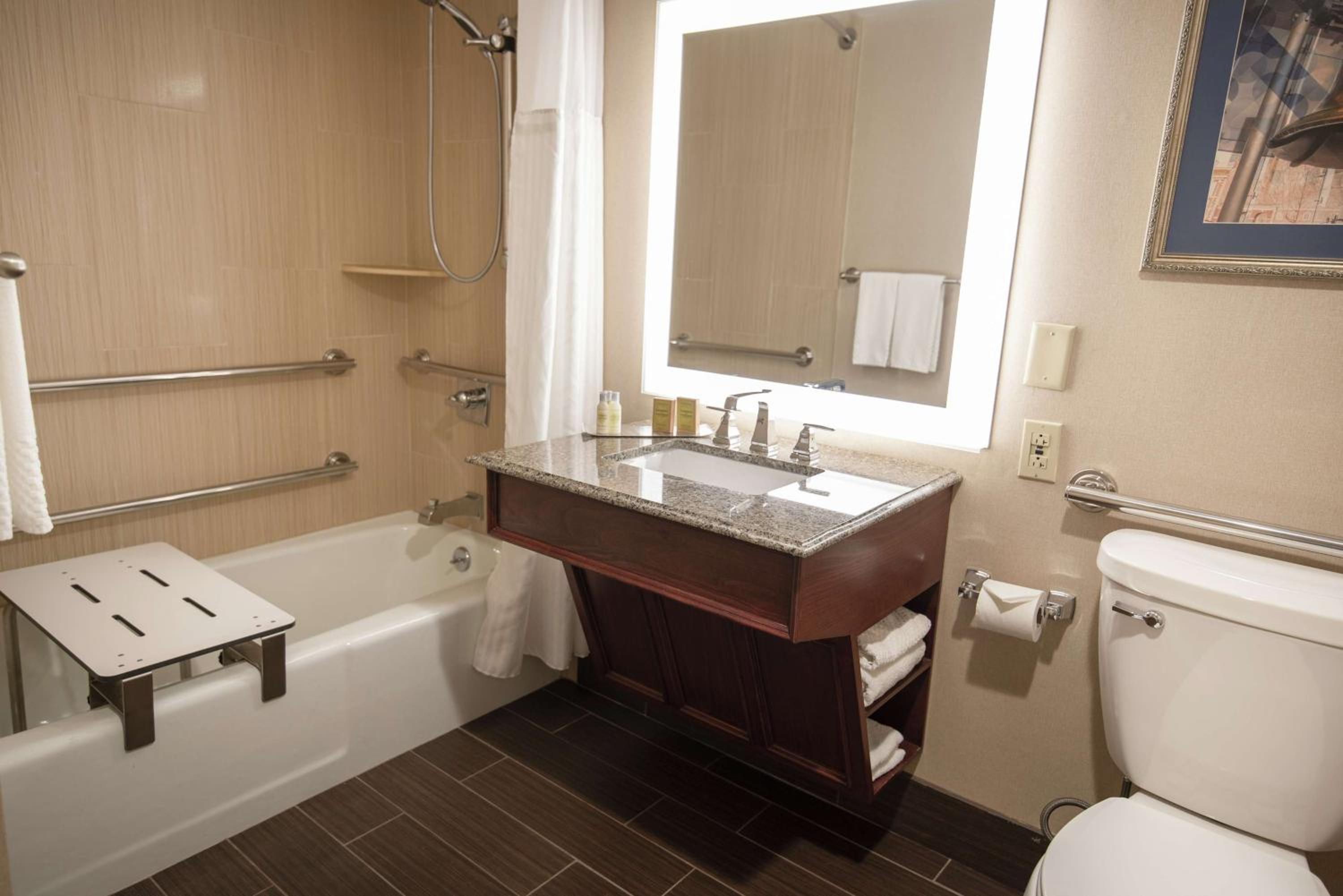 Double Room with Two Queen Beds and Bath Tub - Mobility and Hearing Access photo 2