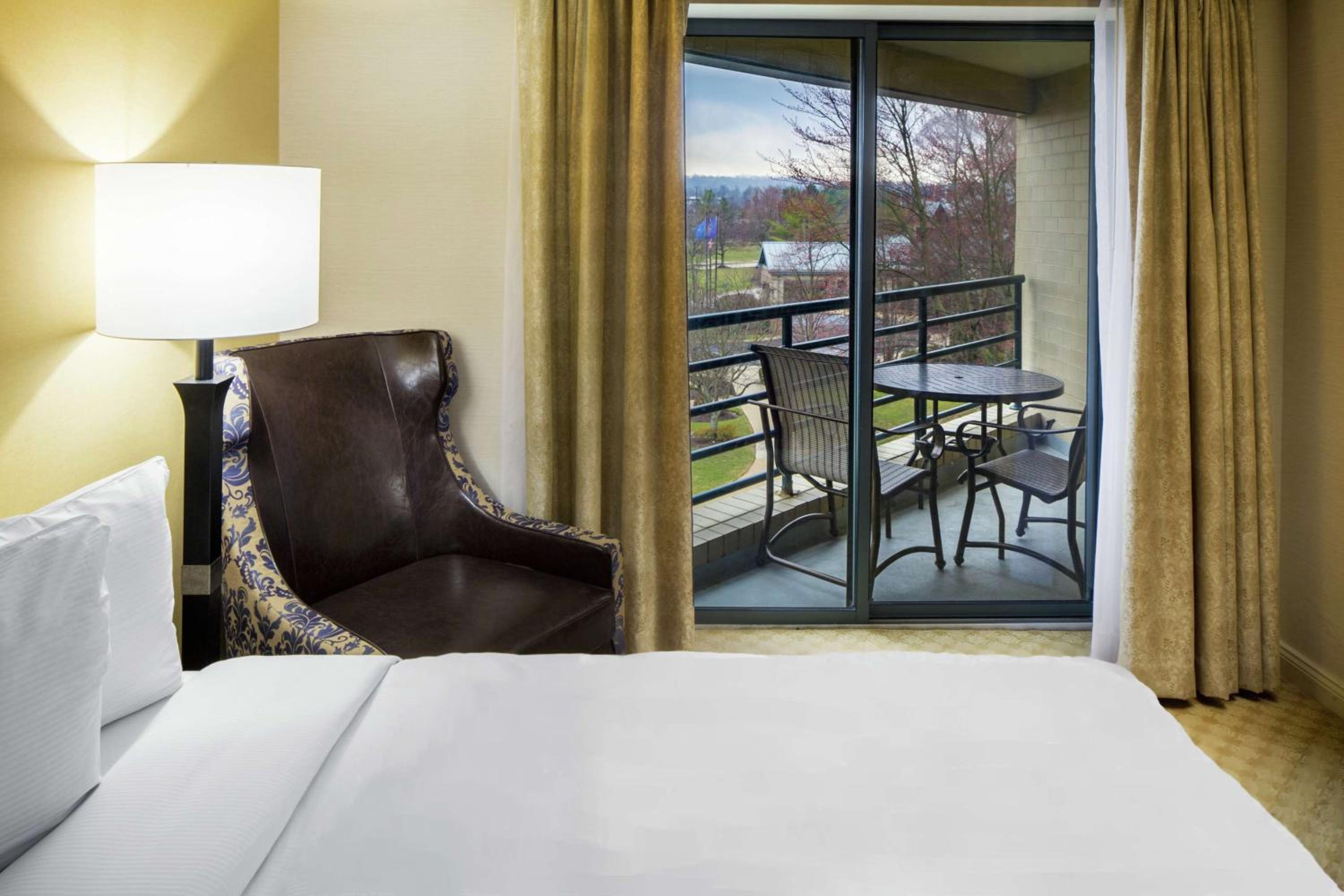 Queen Room with Two Queen Beds and Balcony photo 2
