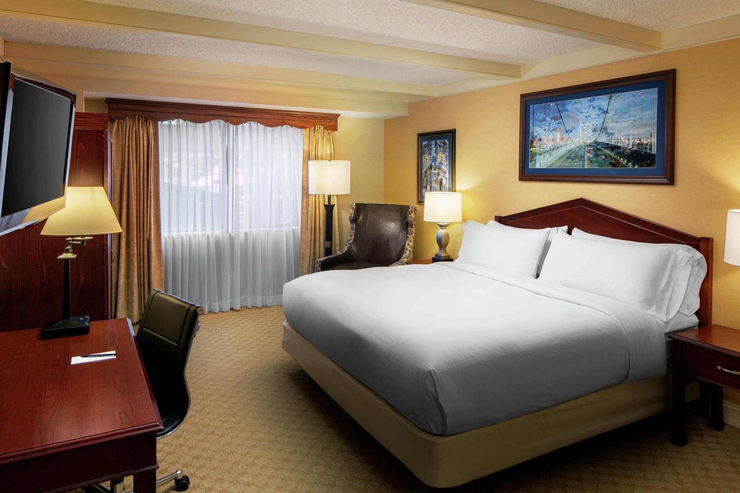 King Room with Accessible Tub - Mobility and Hearing Access photo 1