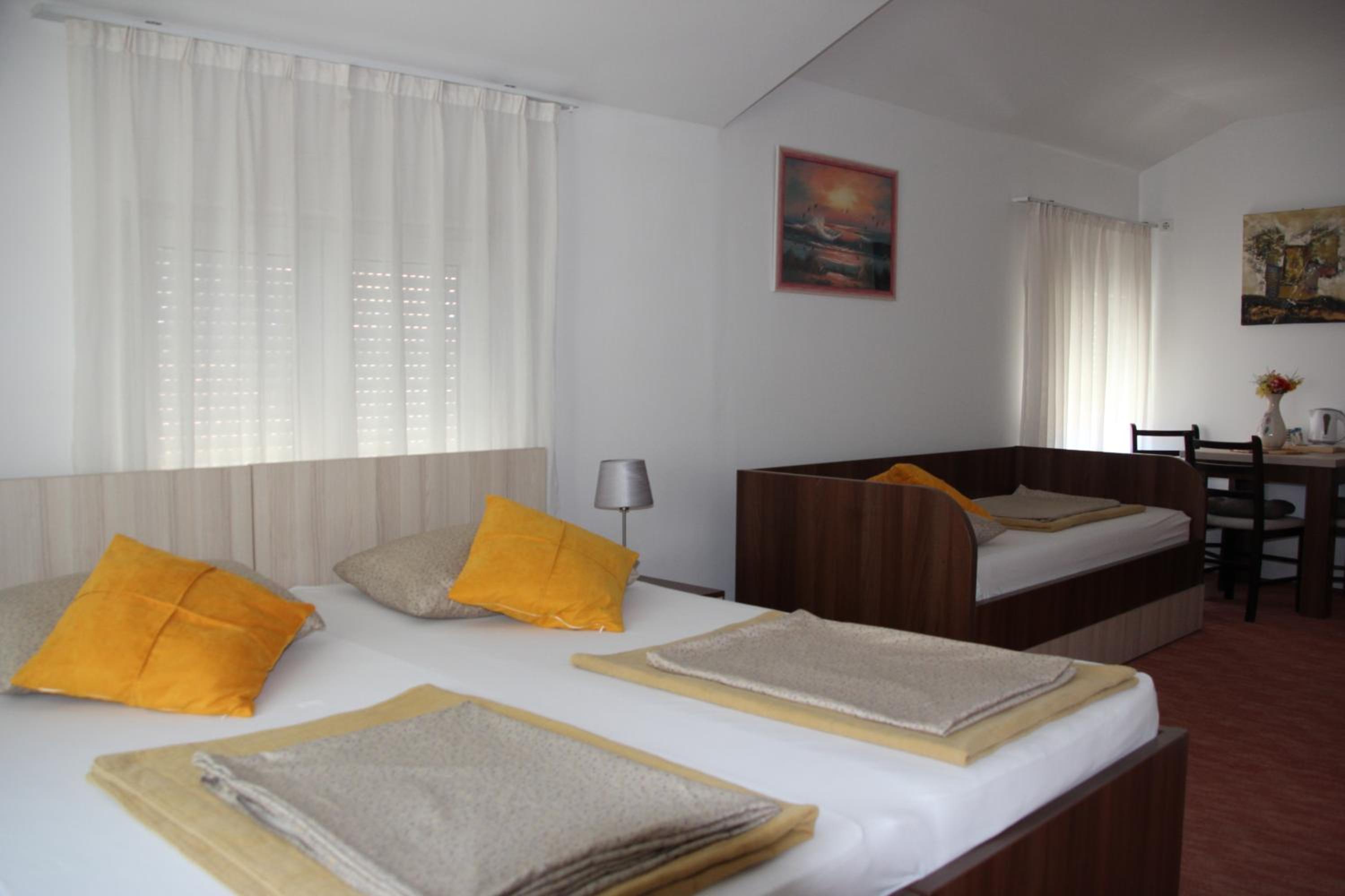 Triple Room with Private Bathroom photo 2