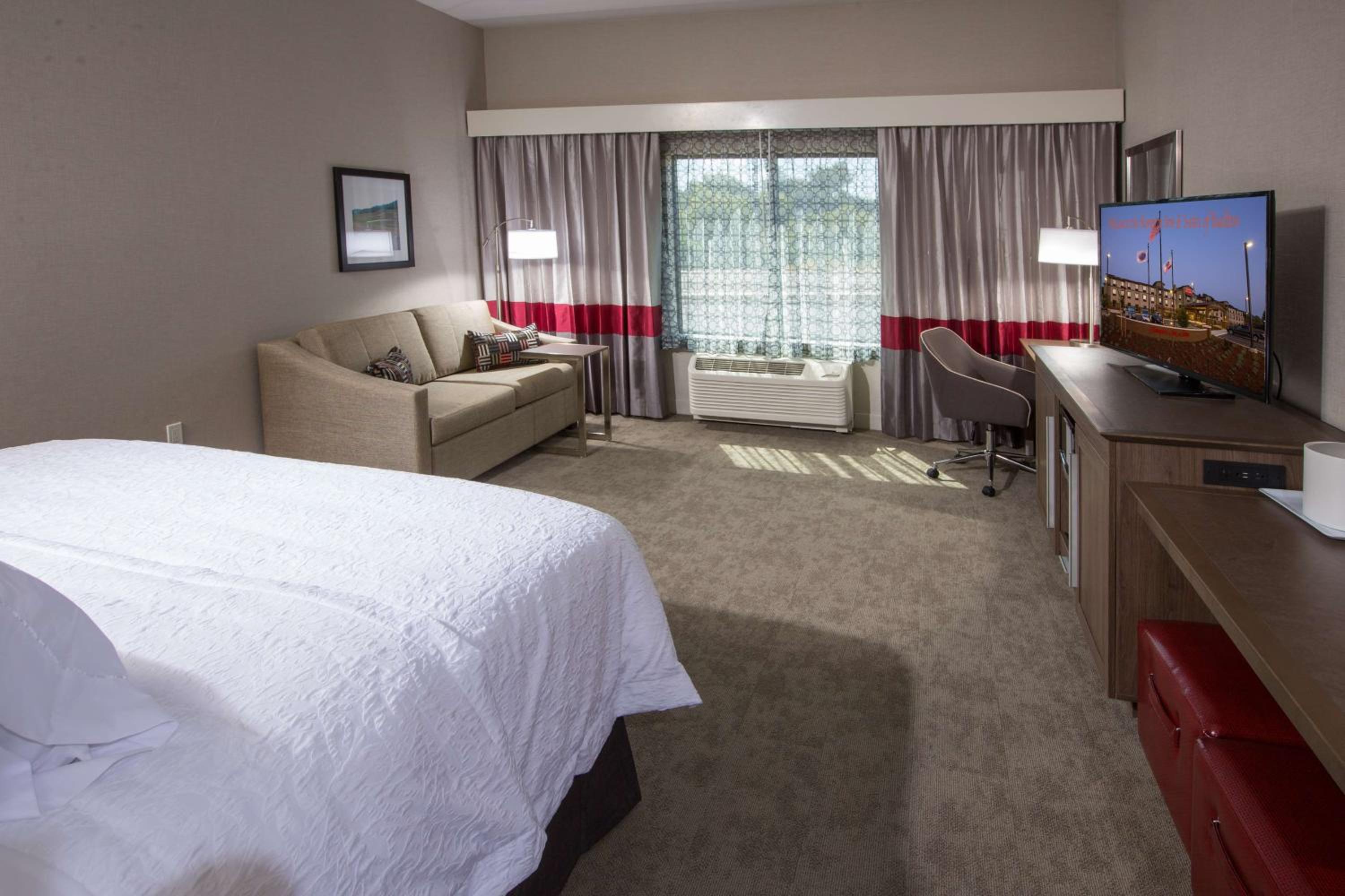 King Room with Sofa Bed - Non-Smoking photo 3
