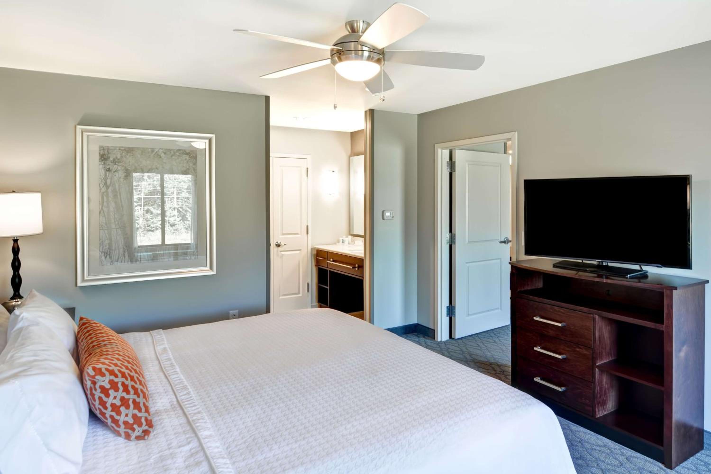 One-Bedroom King Suite - Non-Smoking