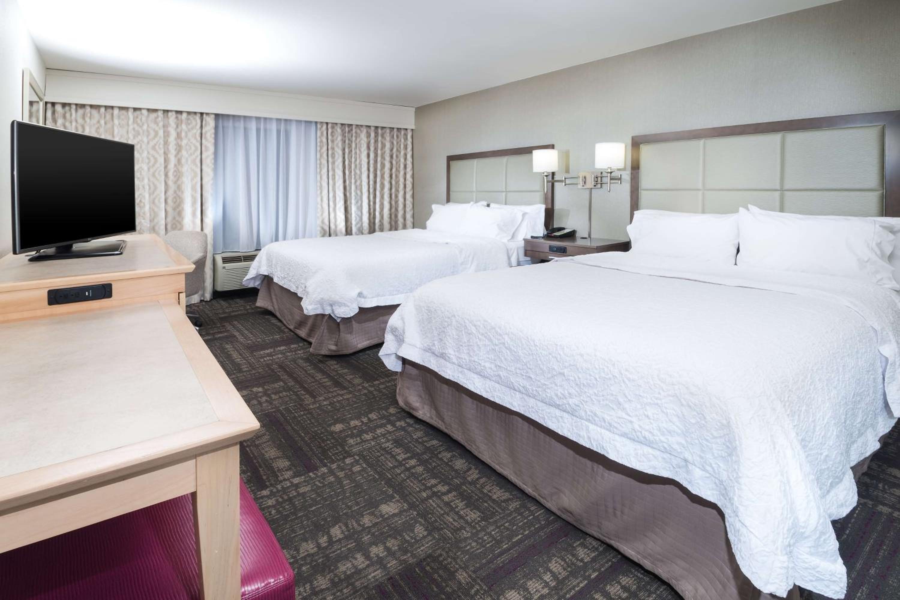 Room with Two Queen Beds - Non-Smoking - Photo 3