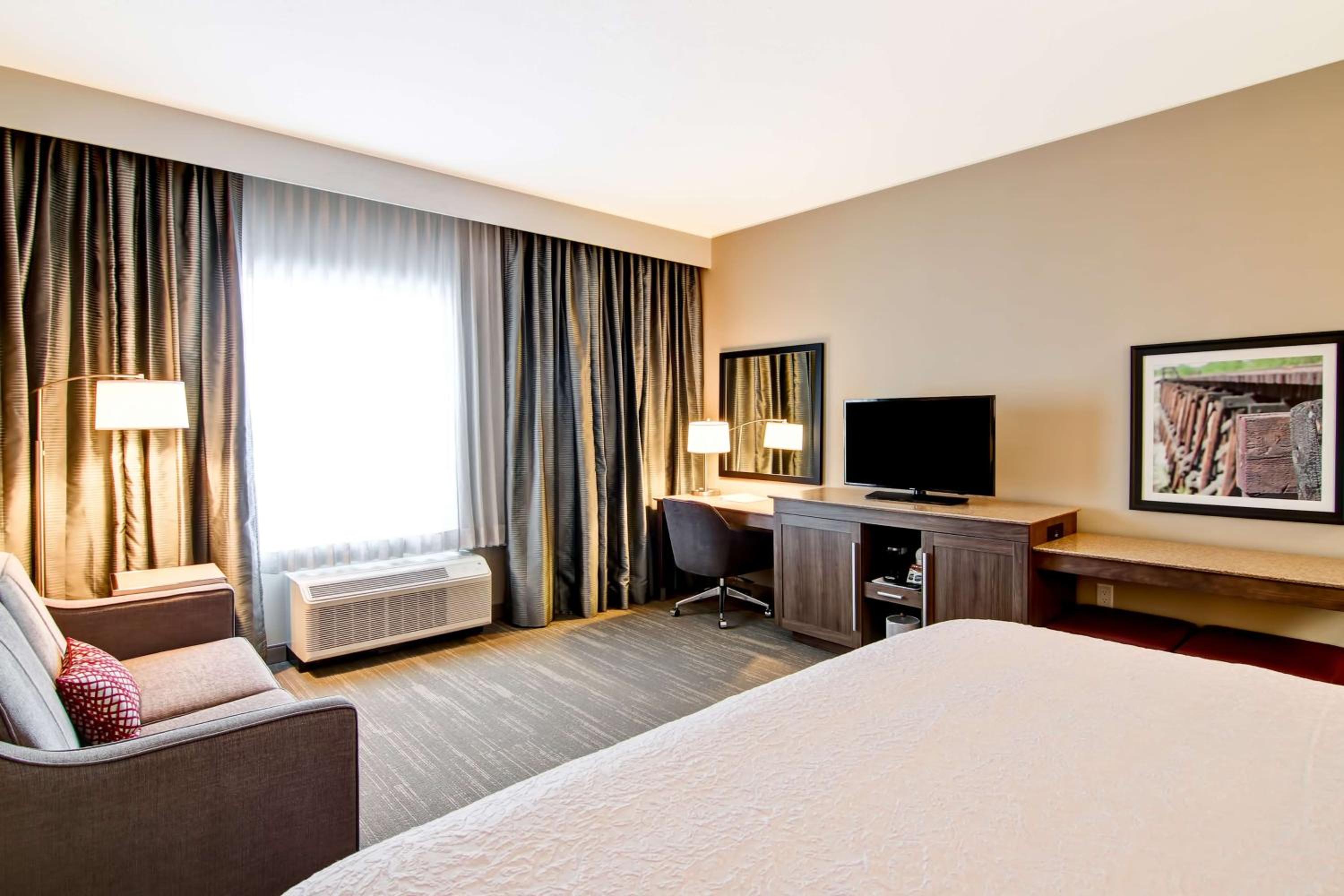 King Room with Sofa Bed - Non-Smoking photo 2