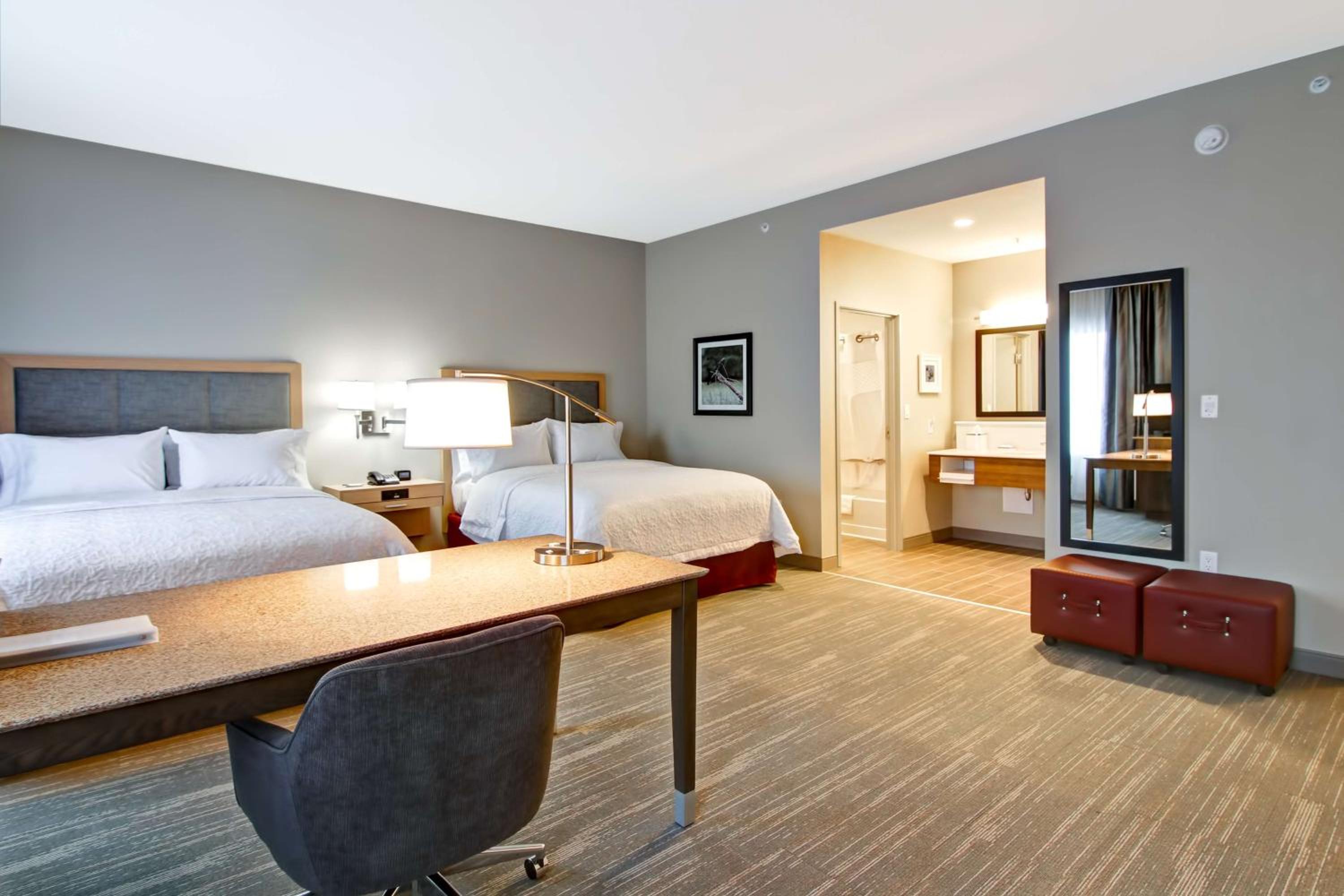Queen Studio Suite with Two Queen Beds - Non-Smoking photo 3