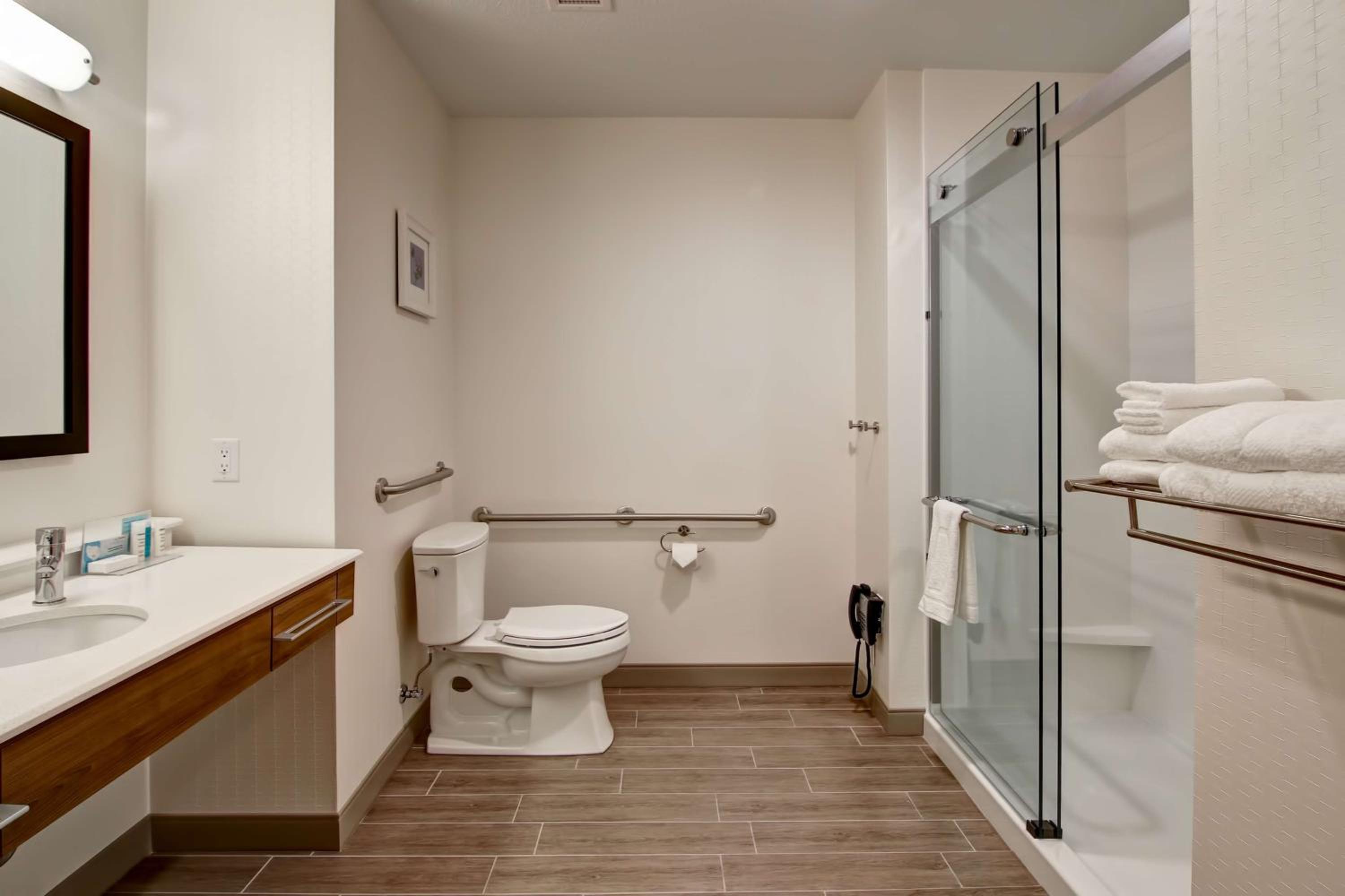 Queen Room with Two Queen Beds and Roll-In Shower - Mobility and Hearing Access/Non-Smoking photo 2