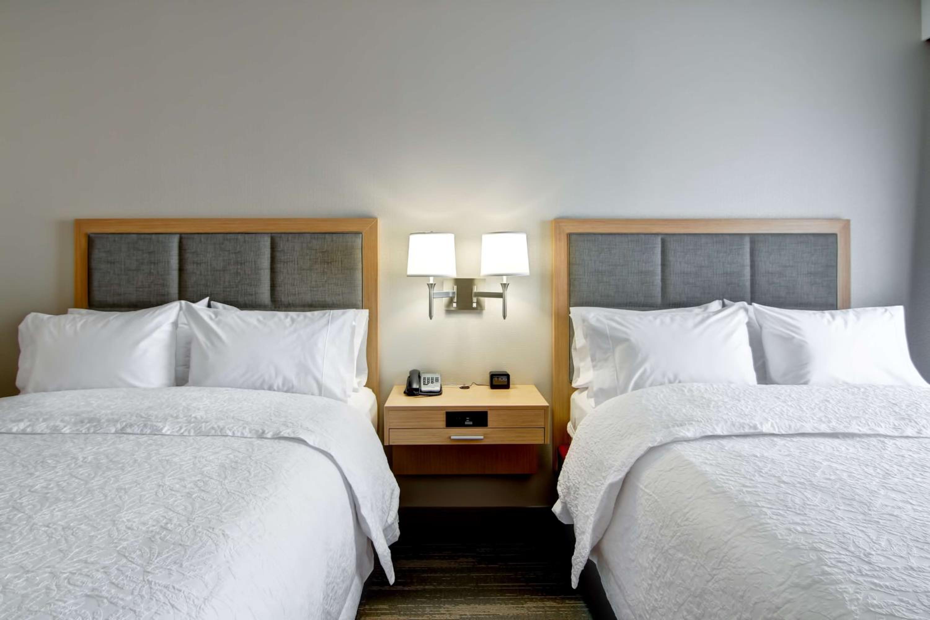 Queen Room with Two Queen Beds - Non-Smoking photo 3