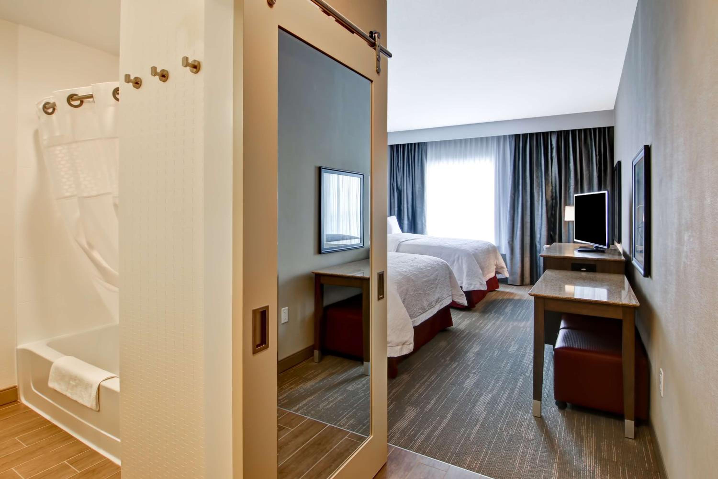 Queen Room with Two Queen Beds and Roll-In Shower - Mobility and Hearing Access/Non-Smoking photo 3