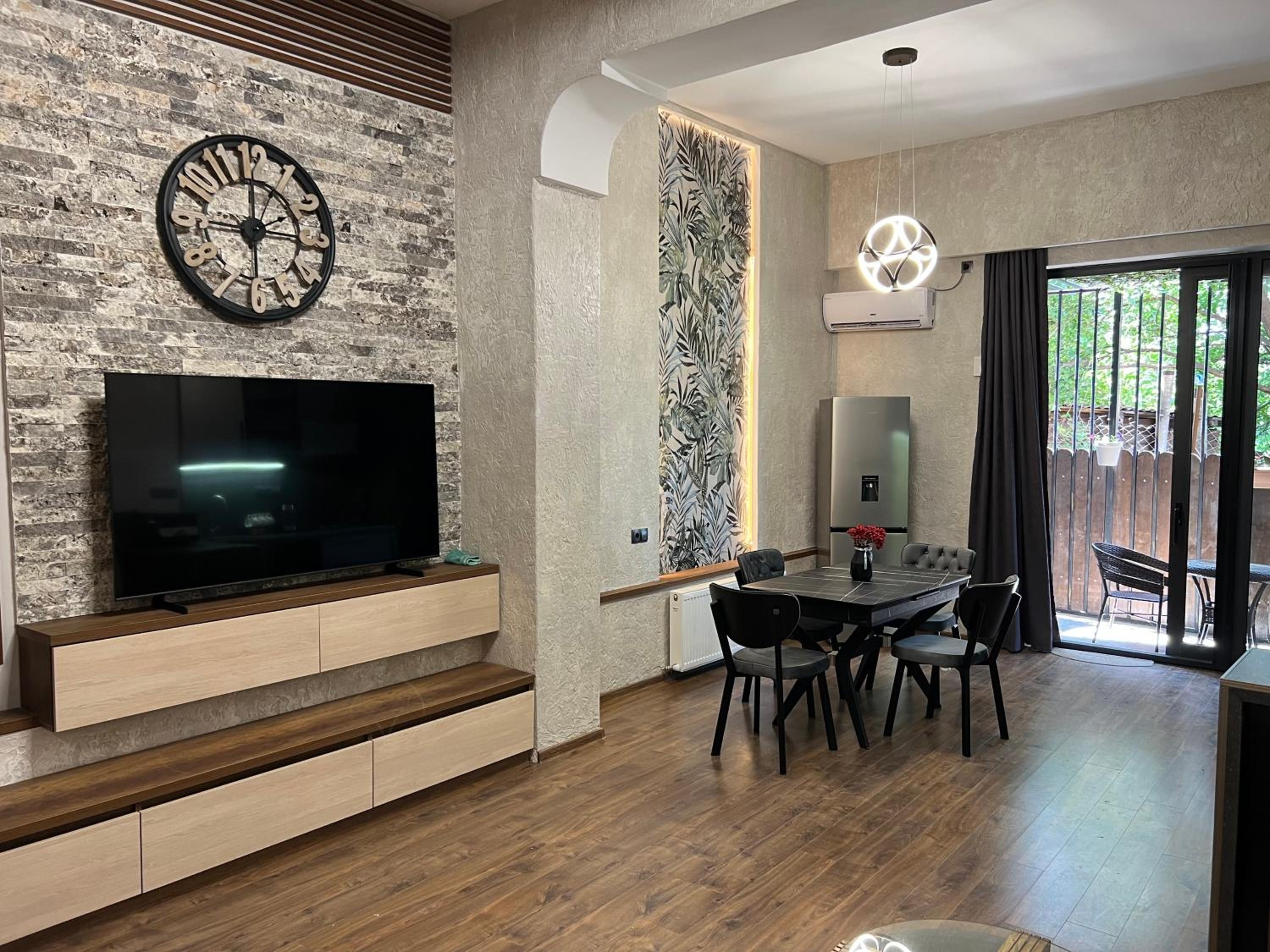 Studio Apartment - Photo 1