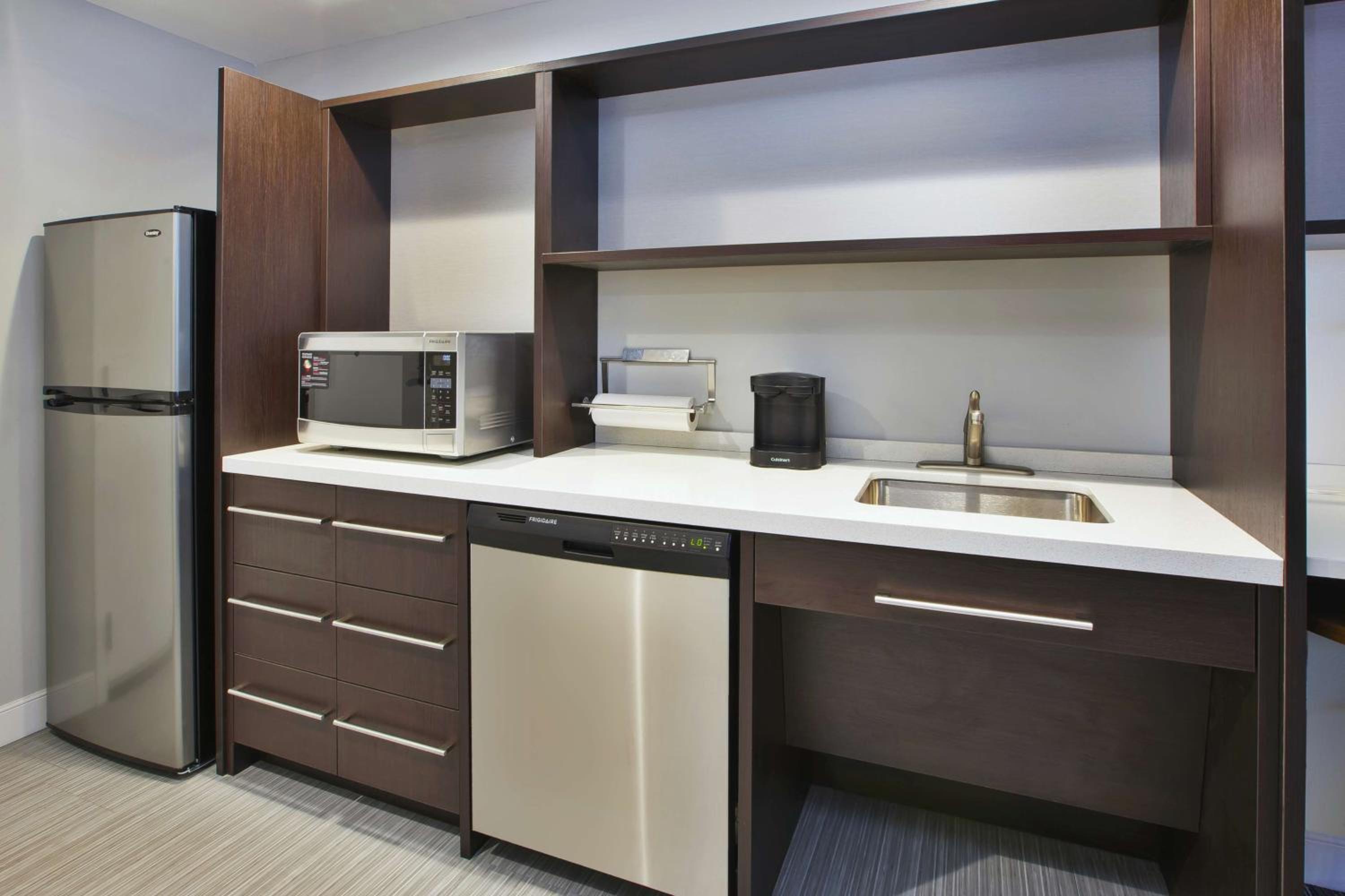 Queen Studio with Two Queen Beds - Mobility Access/Non-Smoking photo 3