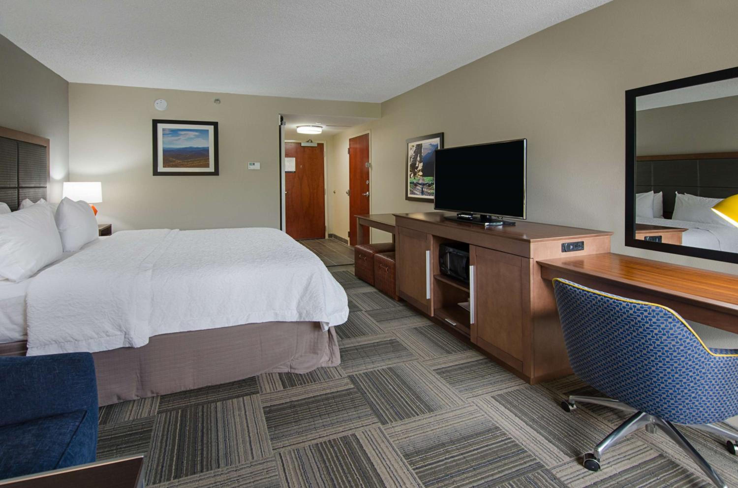 King Room with Sofa Bed - Non-Smoking - Photo 4