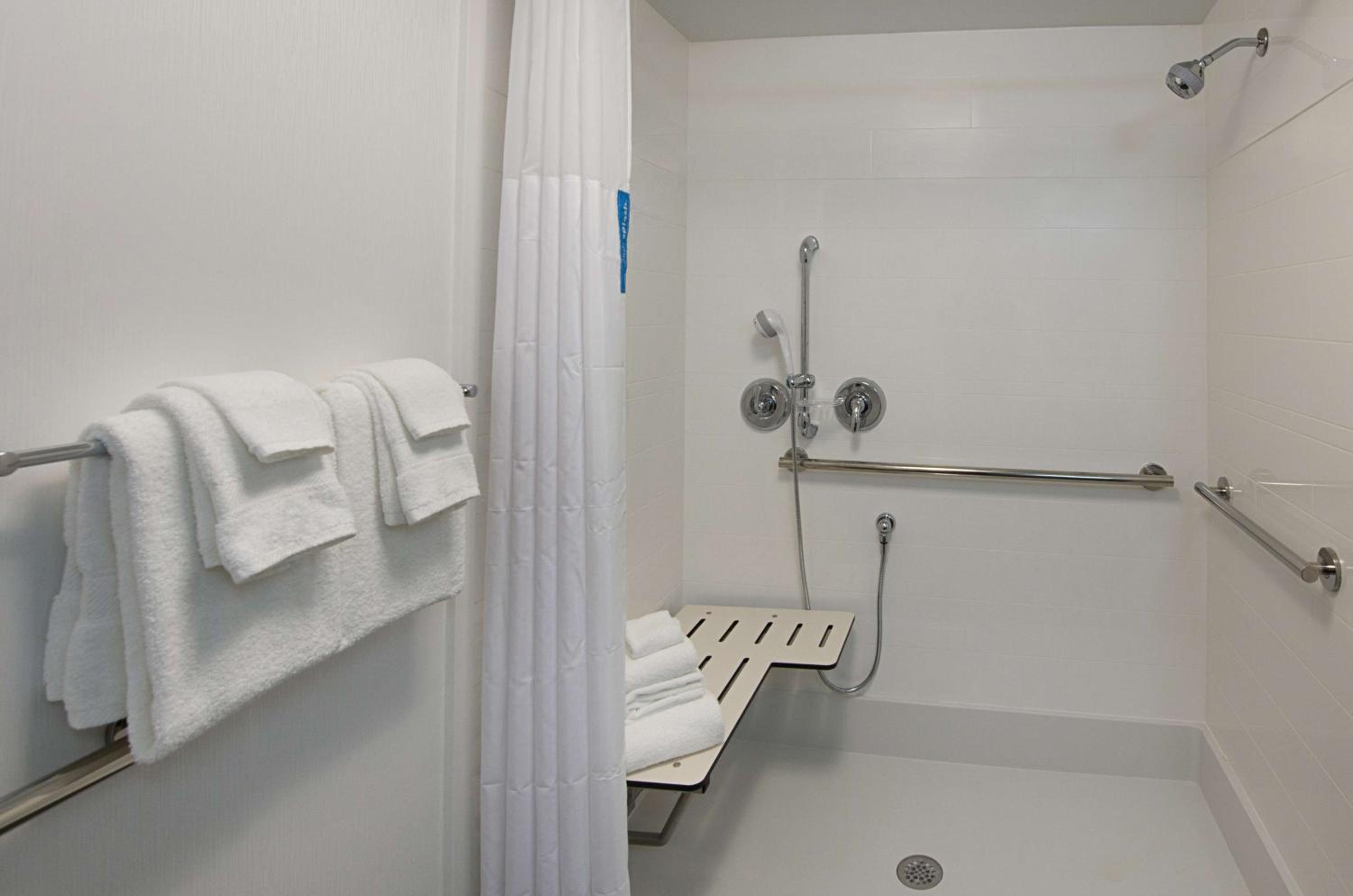 King Room with Roll-In Shower - Mobility and Hearing Access/Non-Smoking - Photo 4