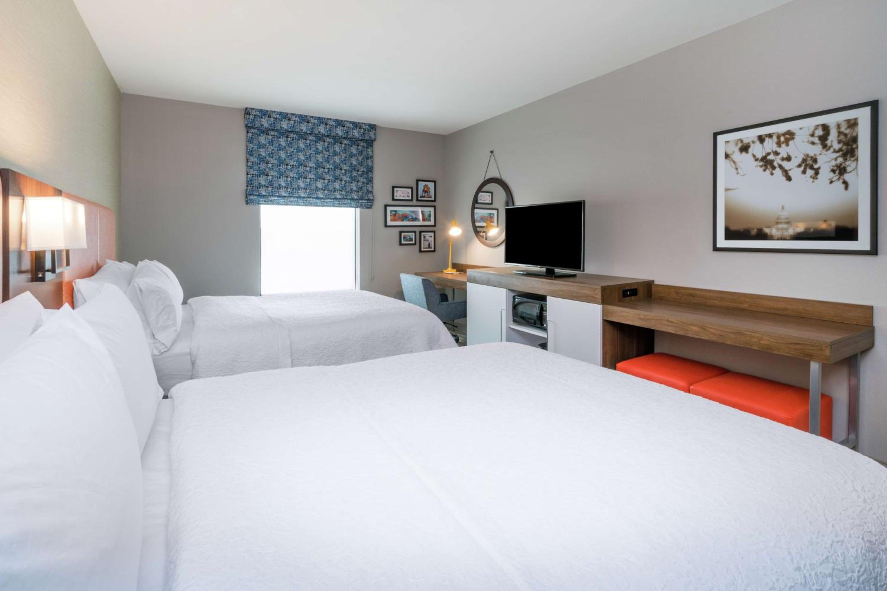 Queen Room with Two Queen Beds - Non-Smoking photo 3