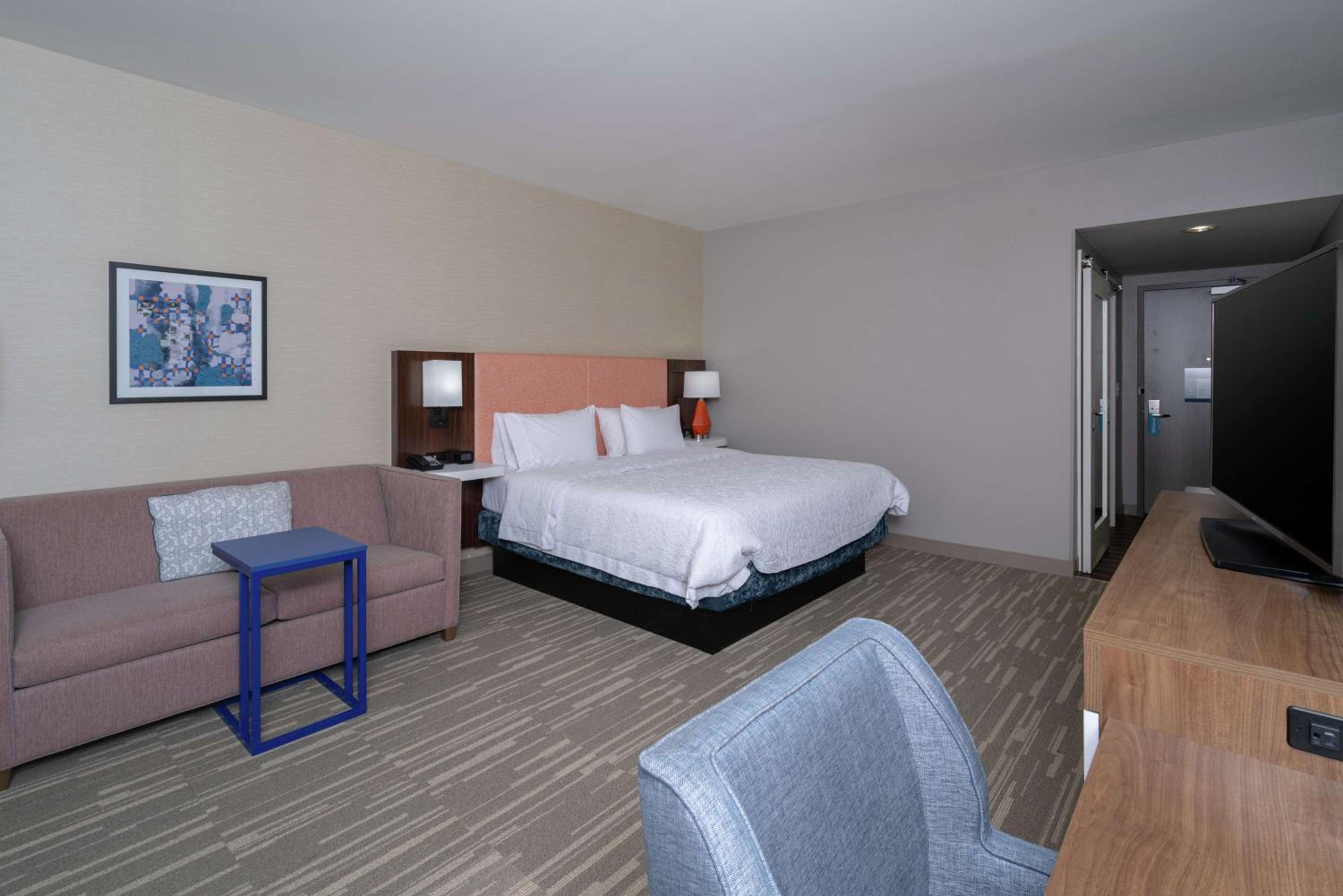 King Room with Sofa Bed - Non-Smoking photo 2