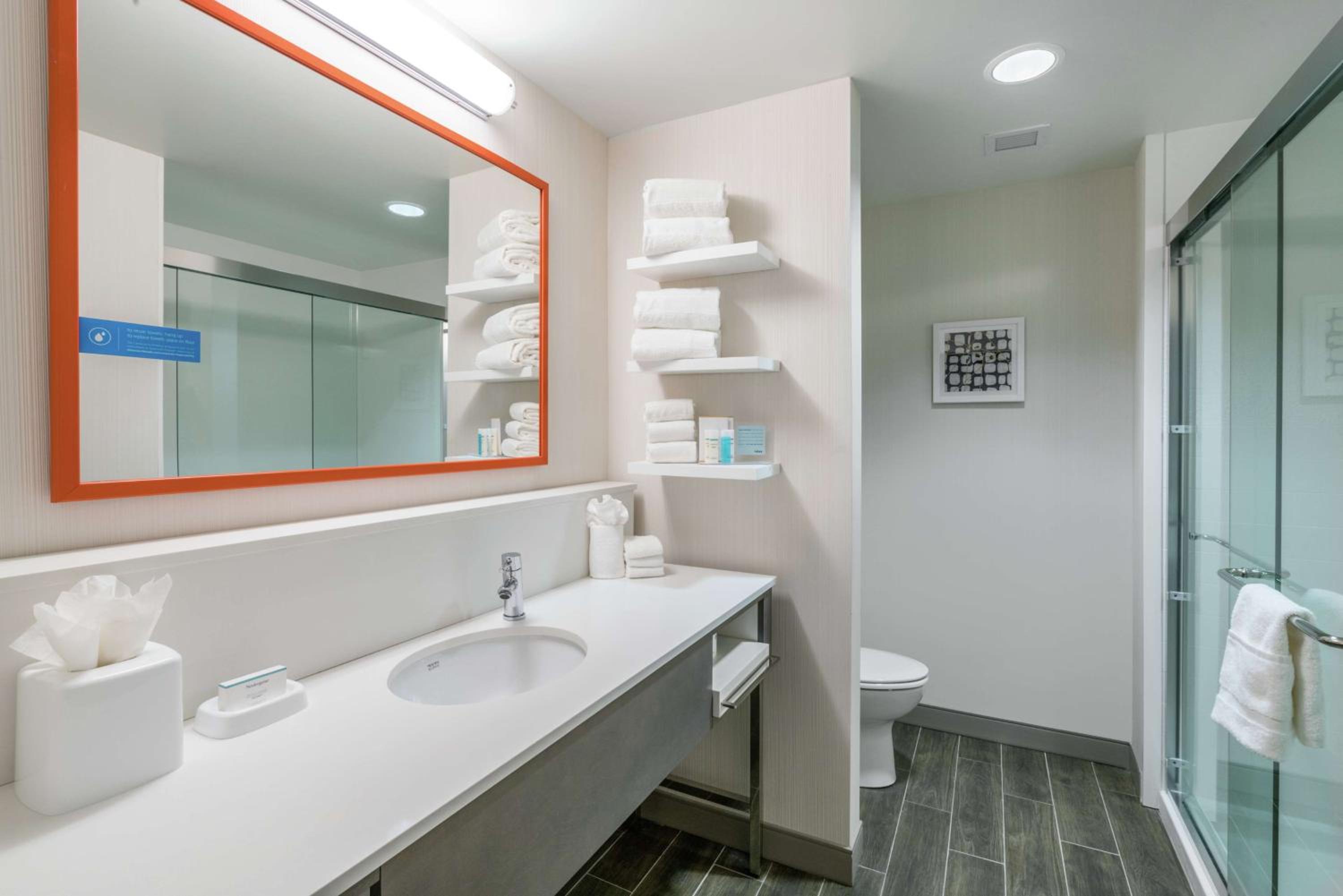 King Room - Hearing Access/Non-Smoking photo 3