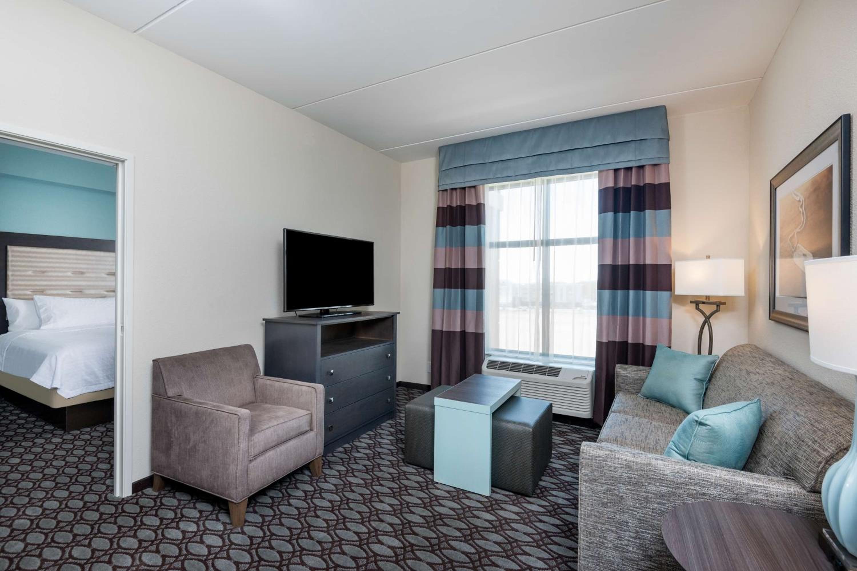 One-Bedroom Queen Suite with Two Queen Beds - Non-Smoking photo 2