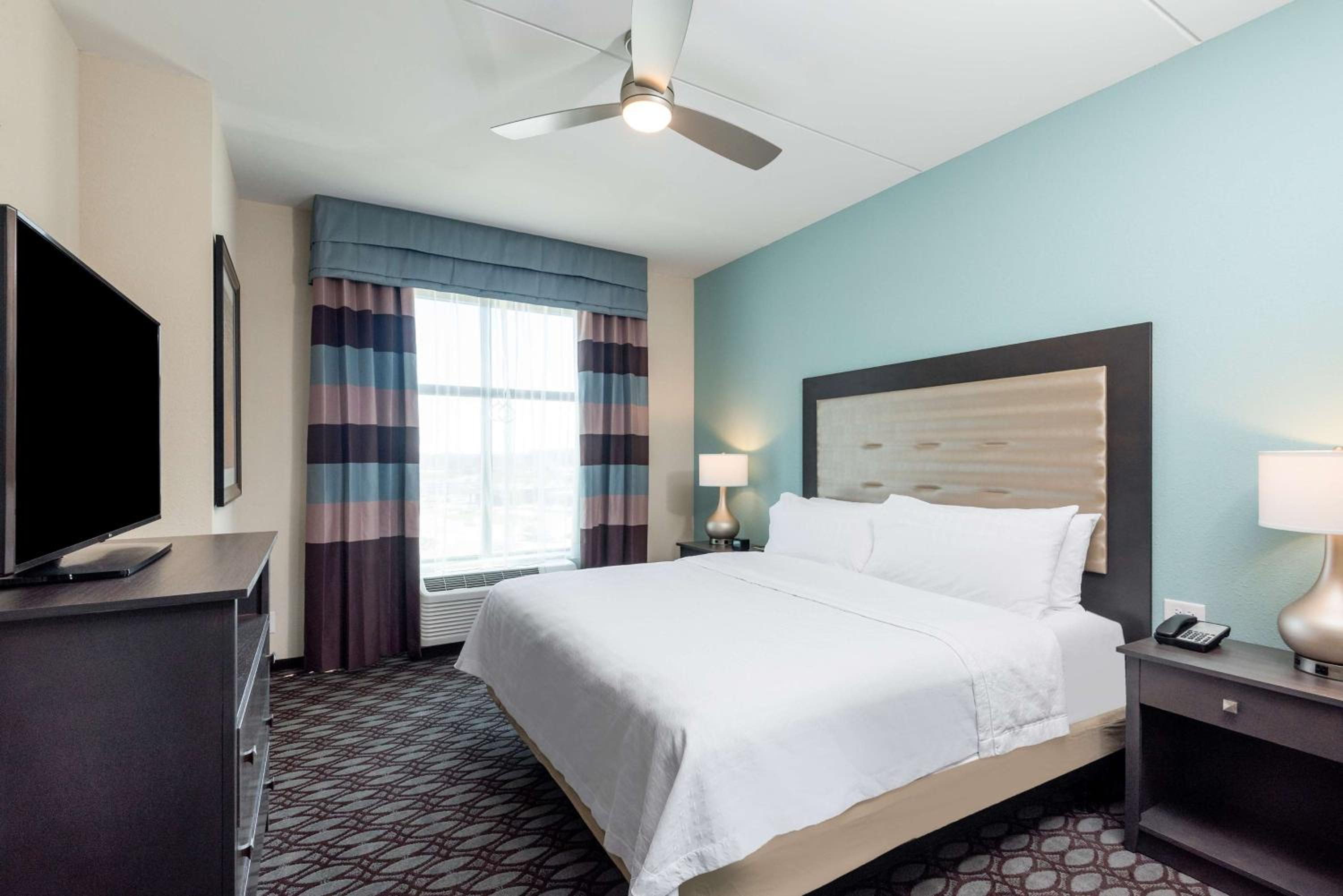 King Suite - Mobility Access/Non-Smoking photo 2