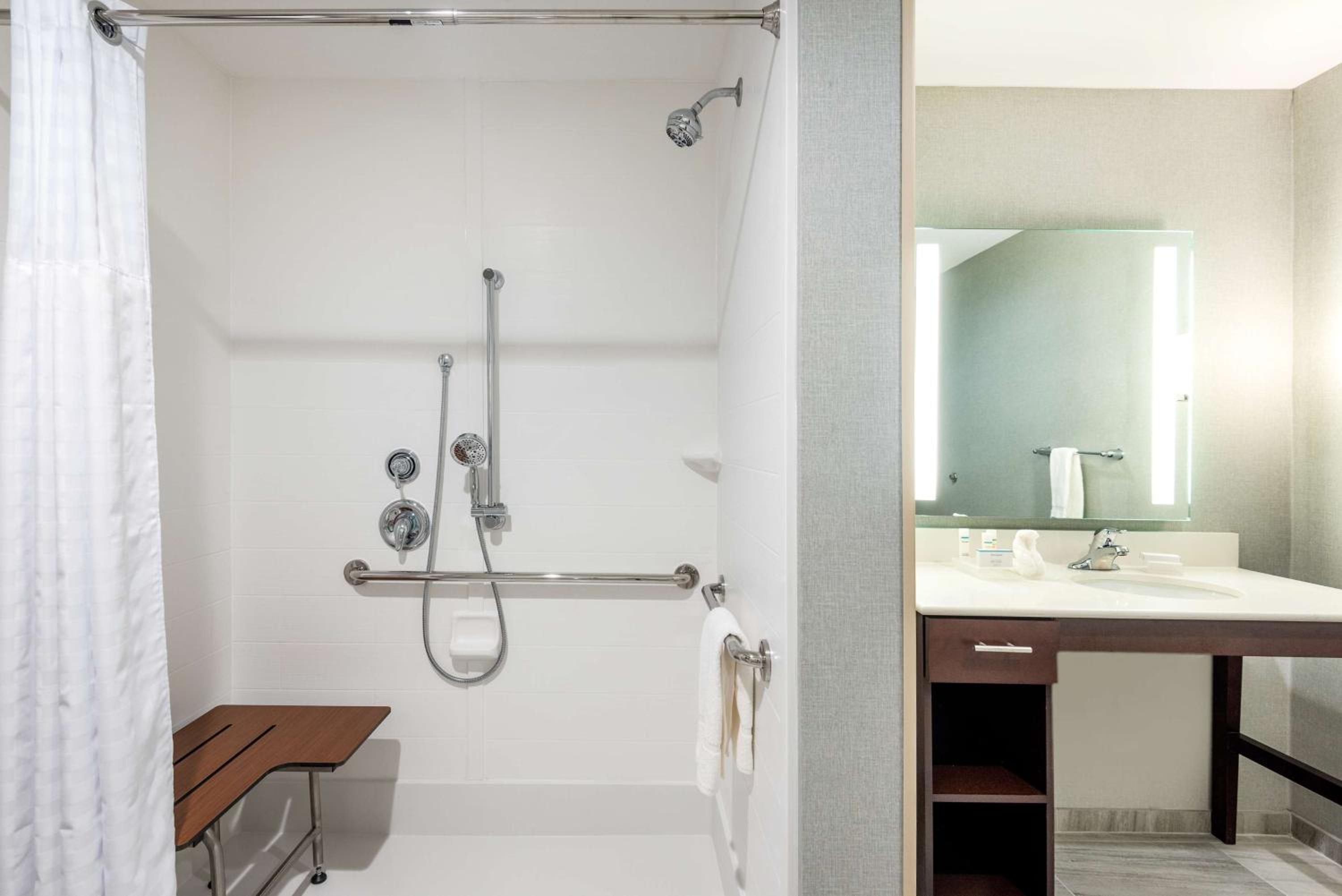 King Studio with Roll-In Shower - Disability Access/Non-Smoking photo 3