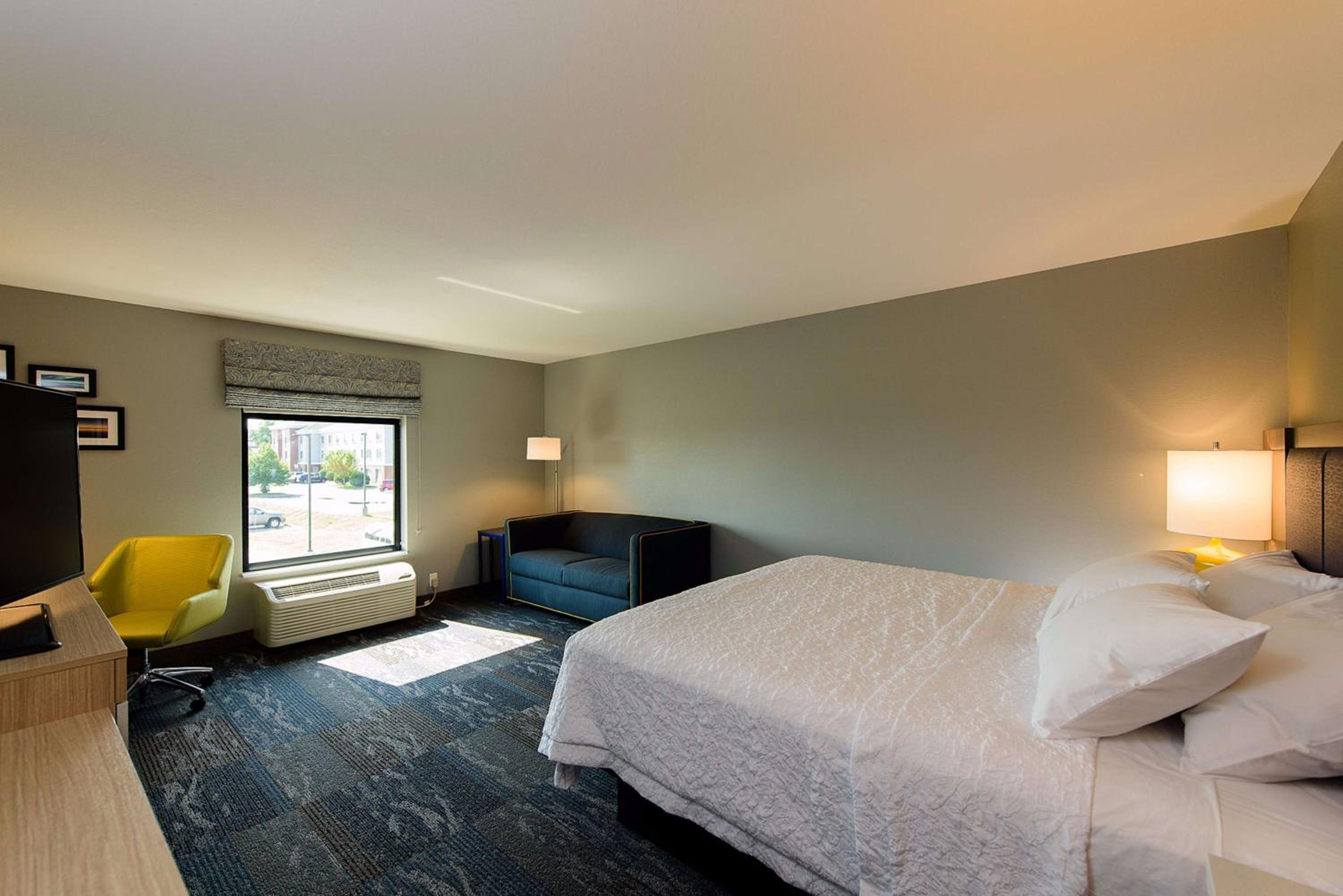 King Room with Sofa Bed - Non-Smoking photo 3