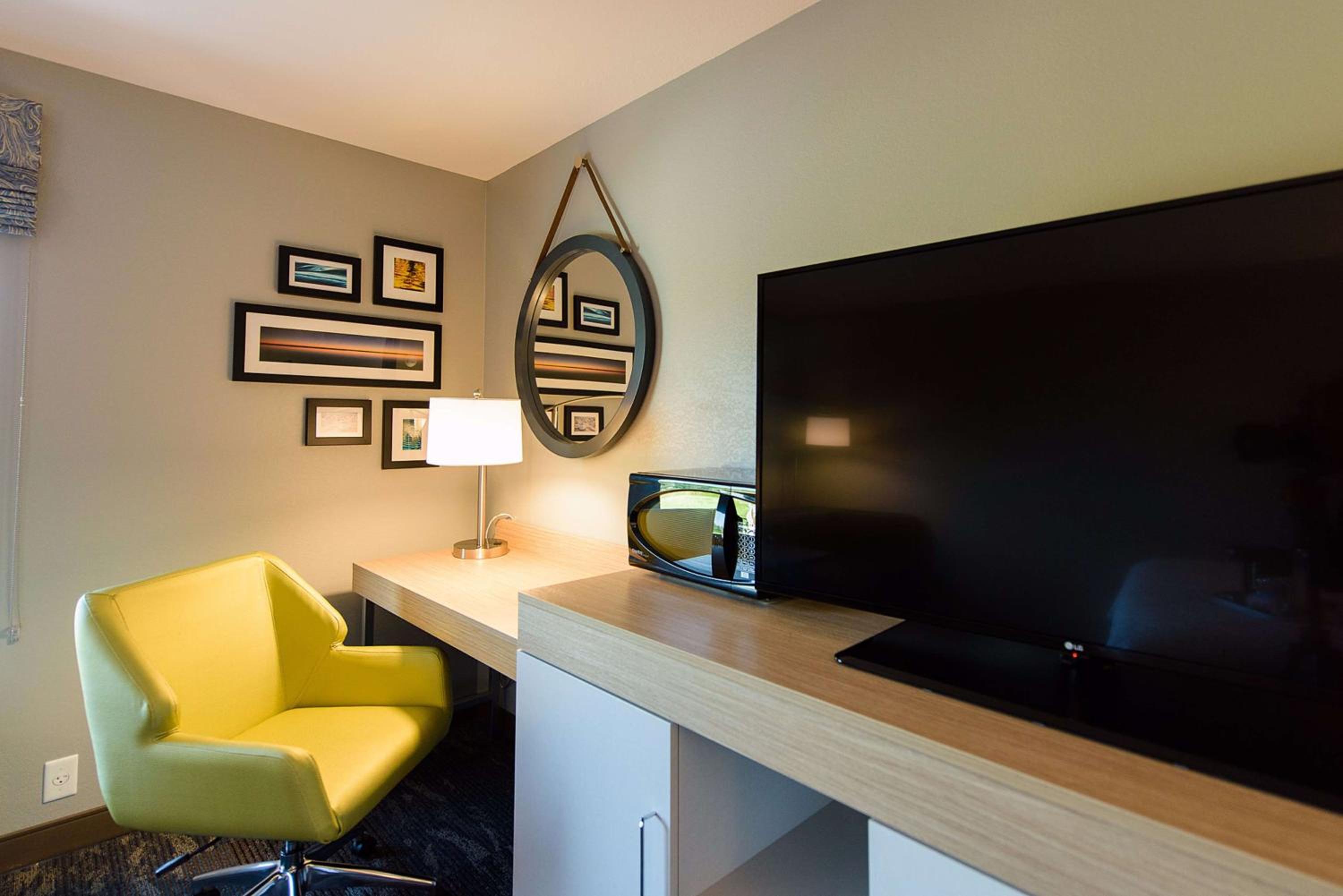 Queen Room with Two Queen Beds - Mobility and Hearing Access/Non-Smoking photo 2