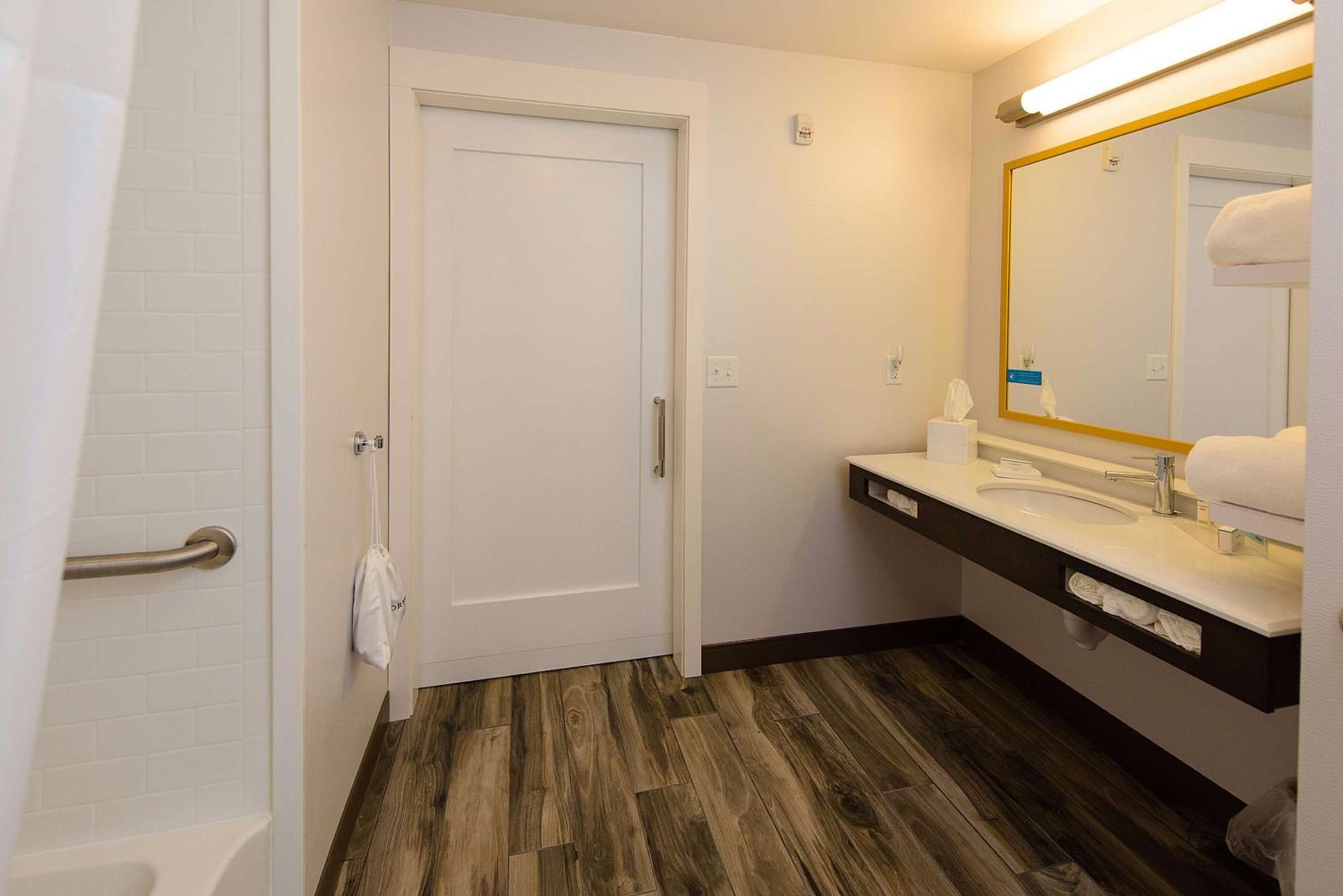 Queen Room with Two Queen Beds - Mobility and Hearing Access/Non-Smoking photo 3