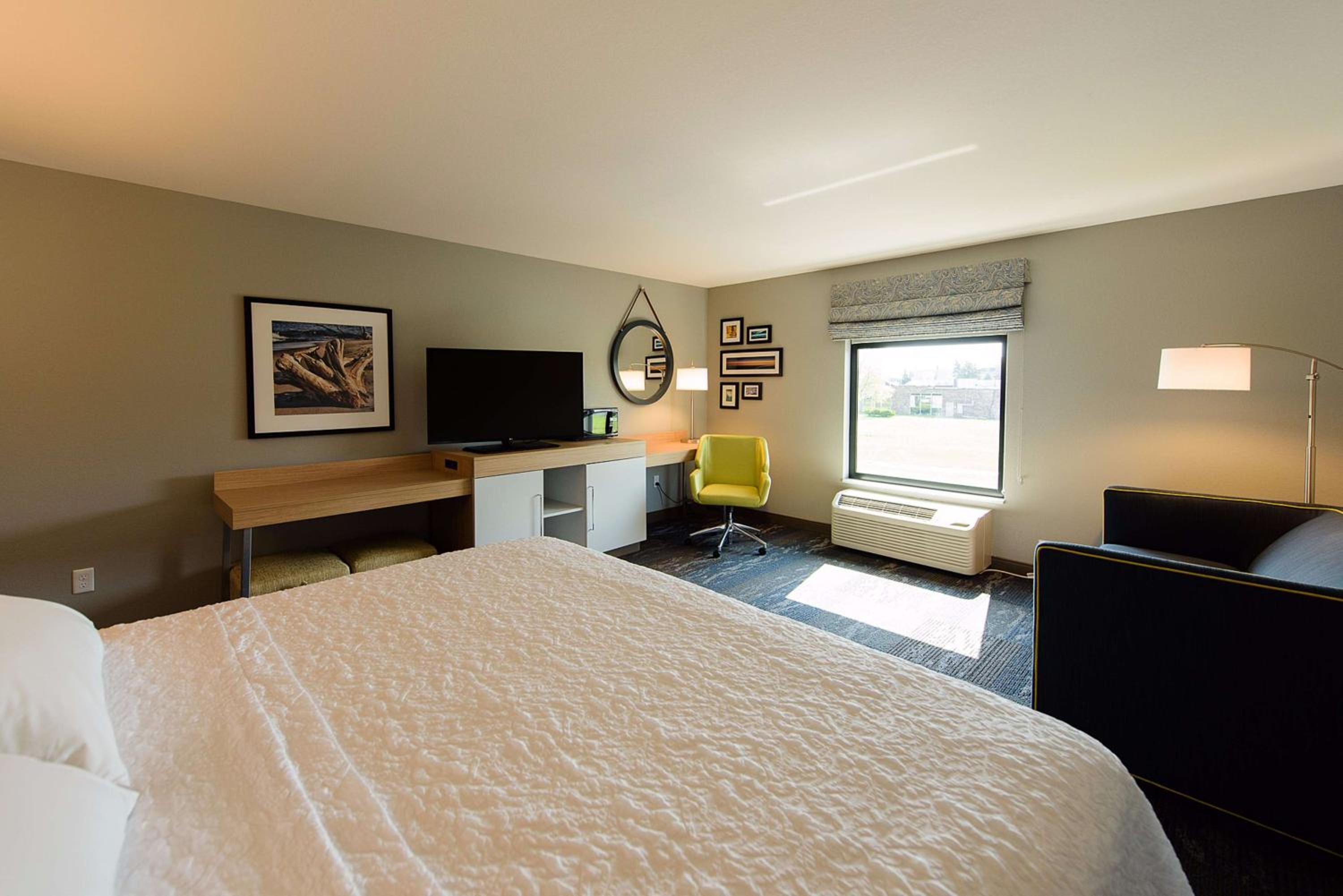 King Room with Sofa Bed - Non-Smoking photo 1