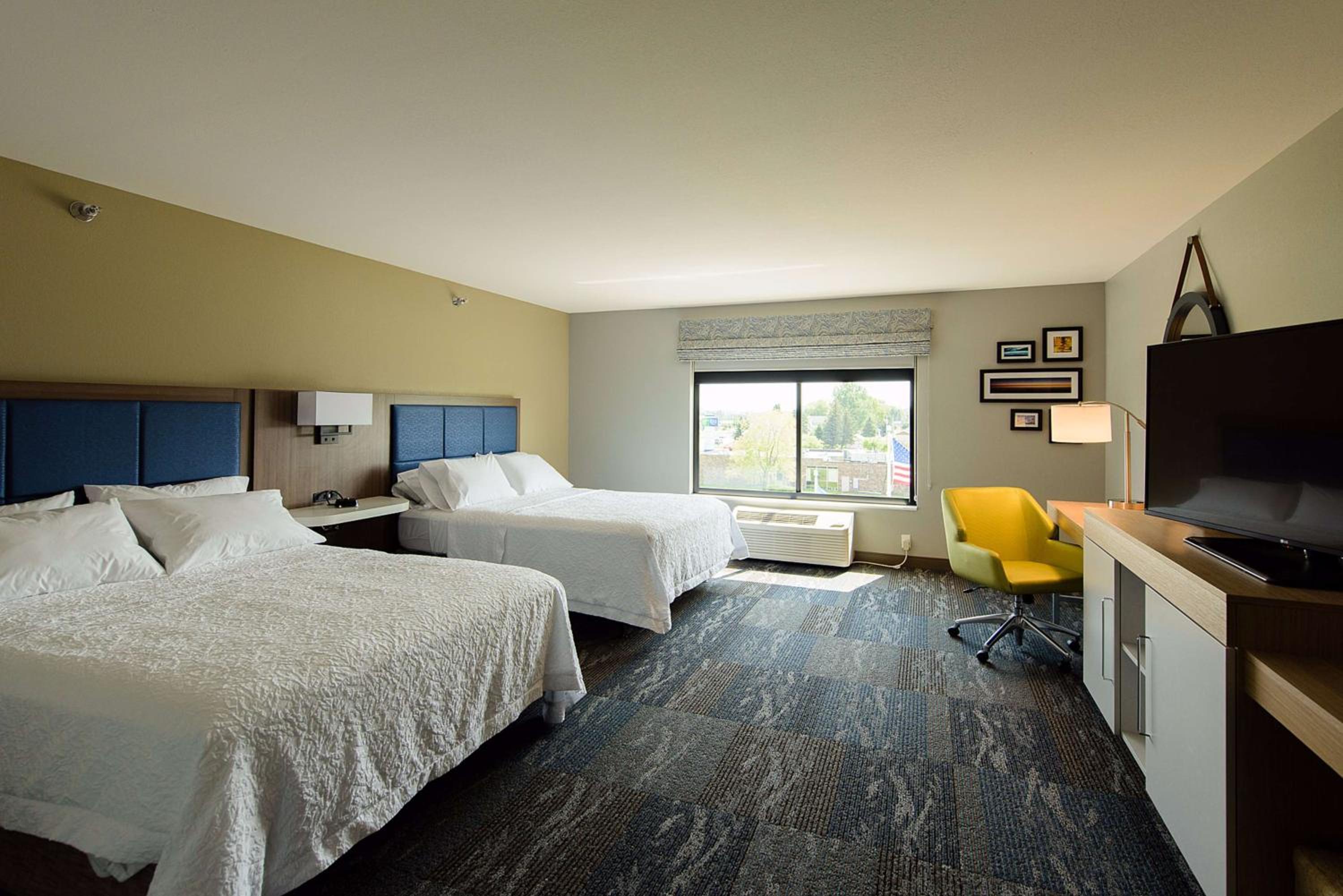 Queen Room with Two Queen Beds - Non-Smoking photo 3