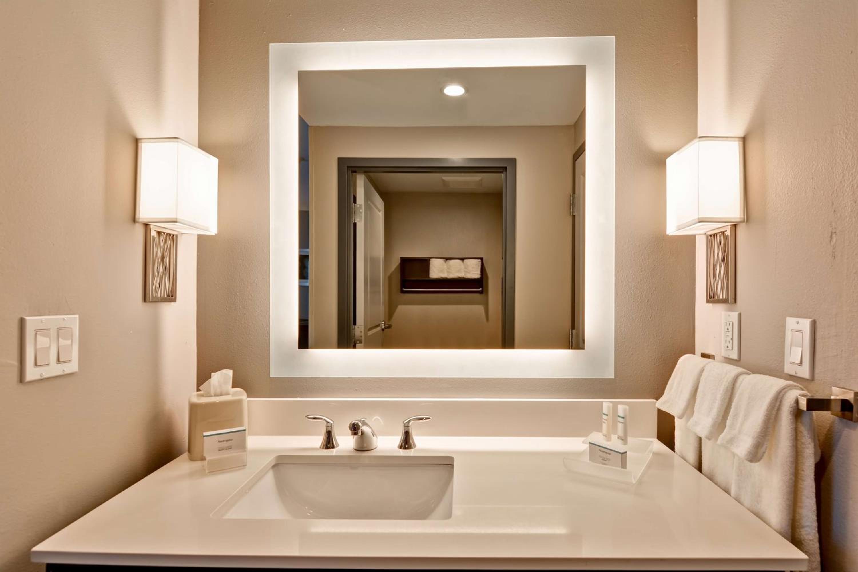 One-Bedroom King Suite - Non-Smoking photo 2